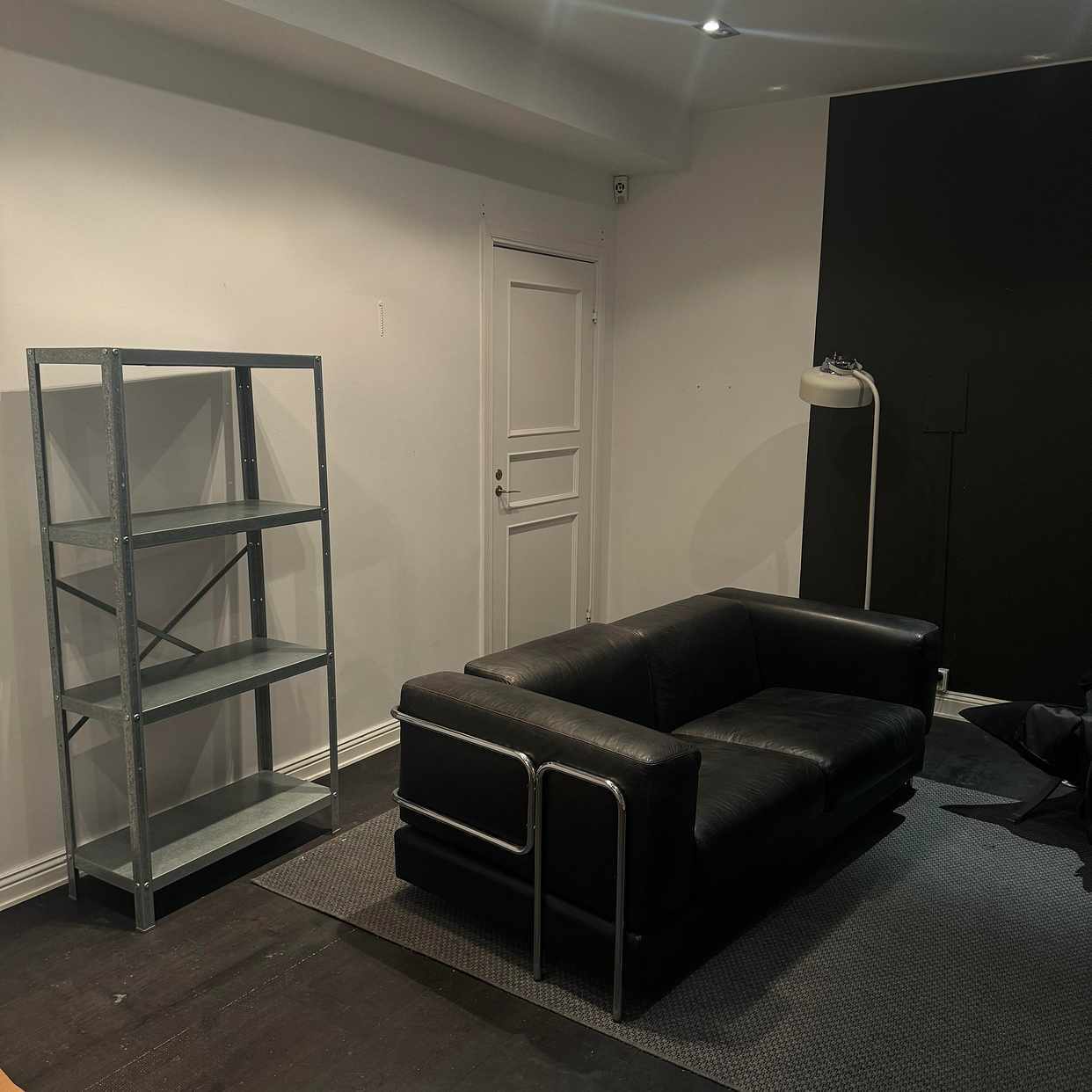 image of Hylla, soffa, klädhängare - 
