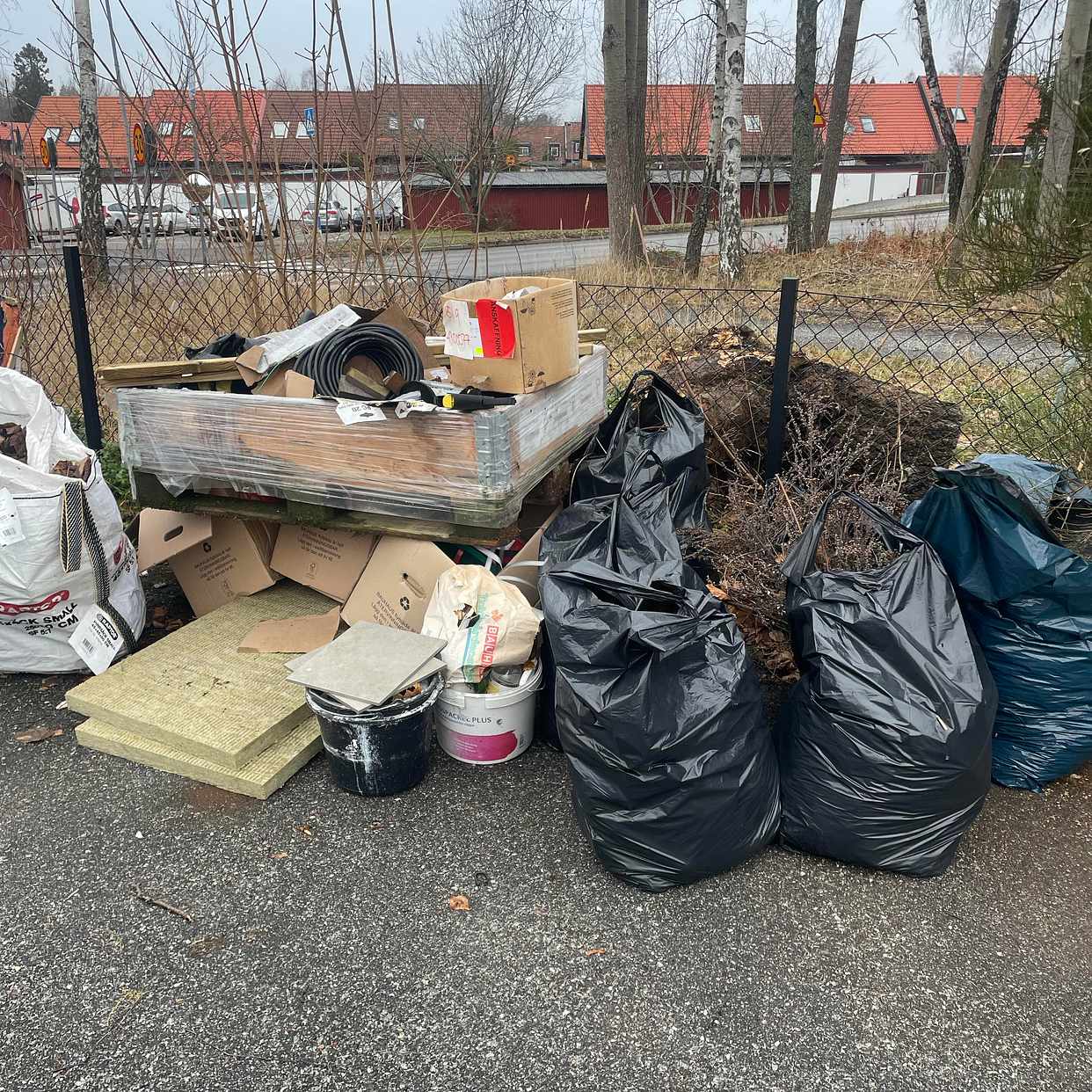 image of Löv, metall, papp, divers - Vendelsö