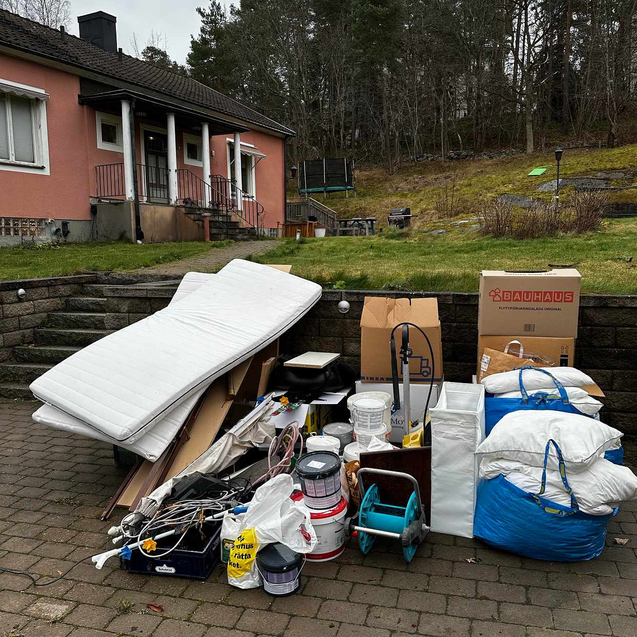 image of Trä, böcker, färg, mm - Solna