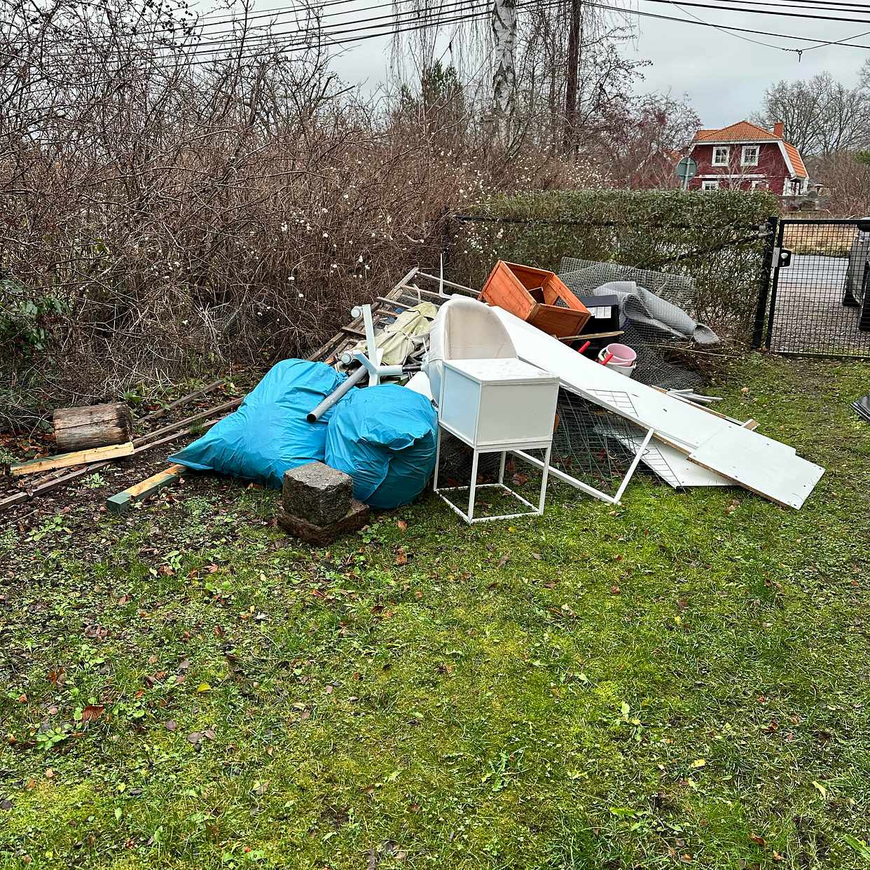 image of Skräp som ska till tippen - Täby