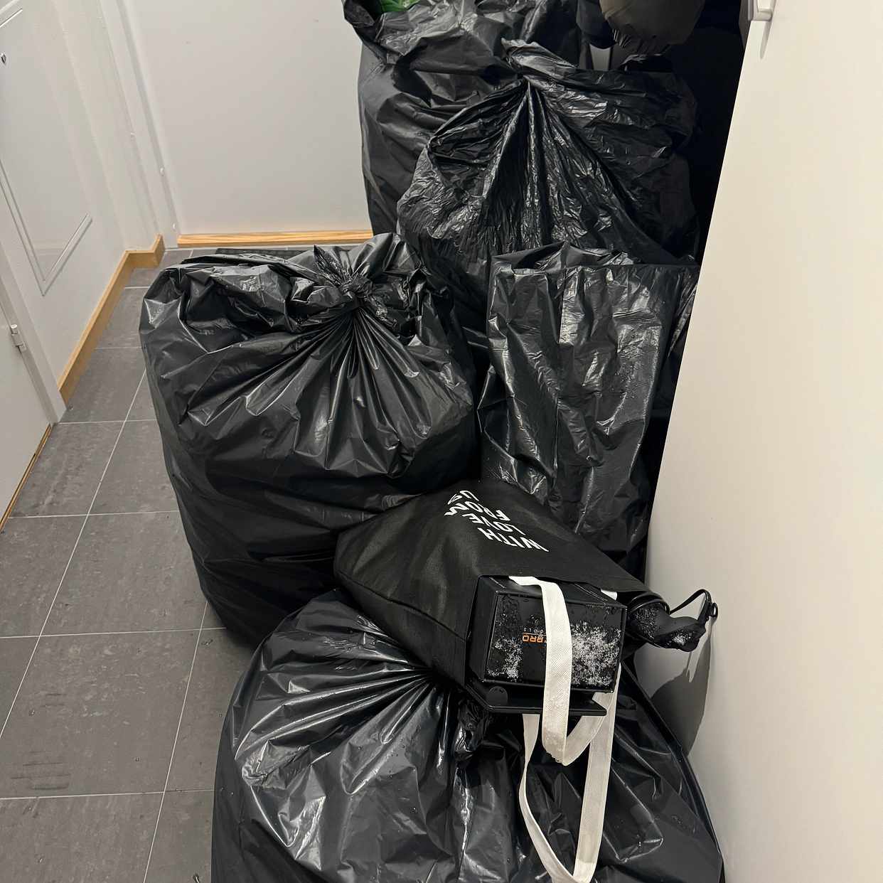 image of Möbler och skräp - Sundbyberg