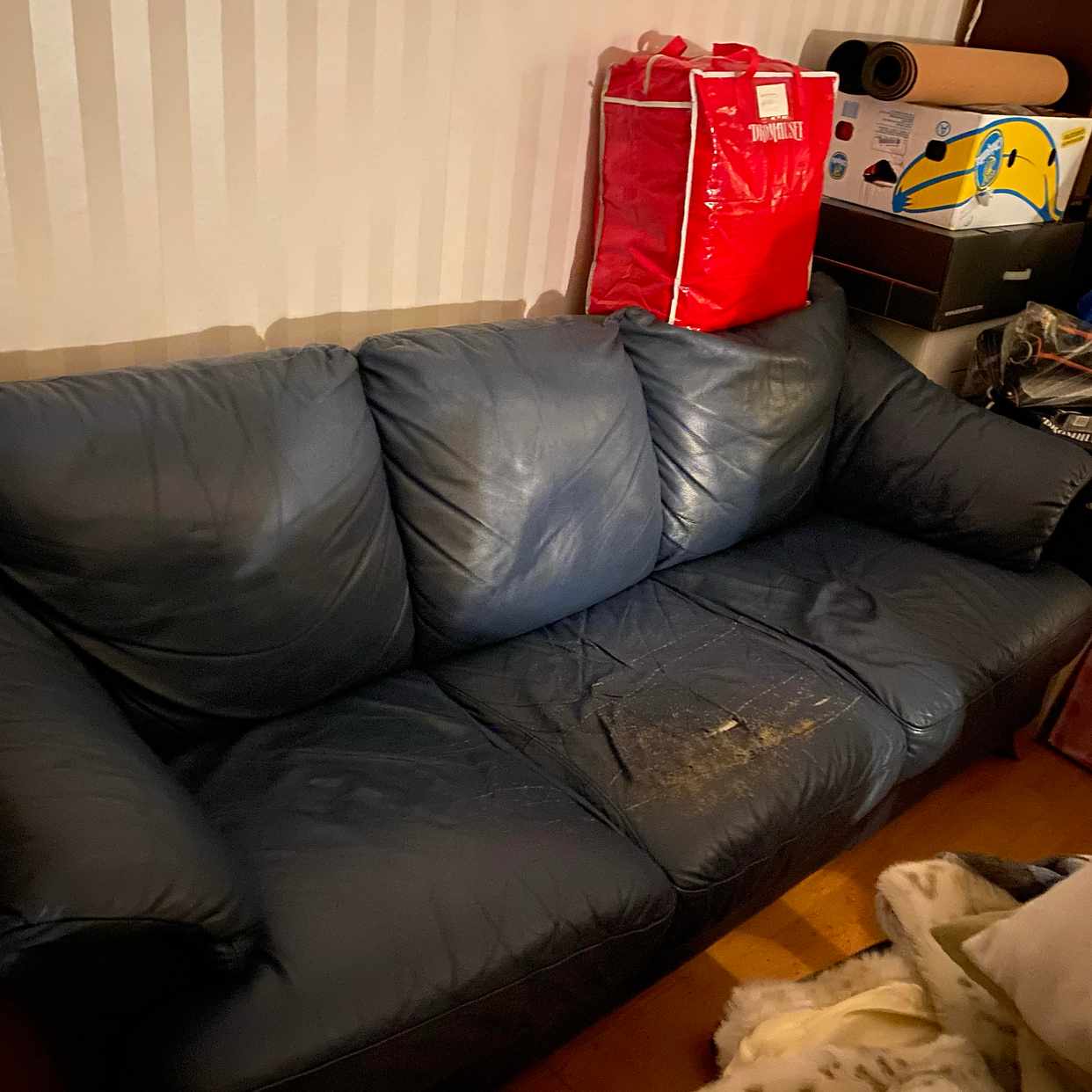 image of Two broken sofas - Saltsjöbaden