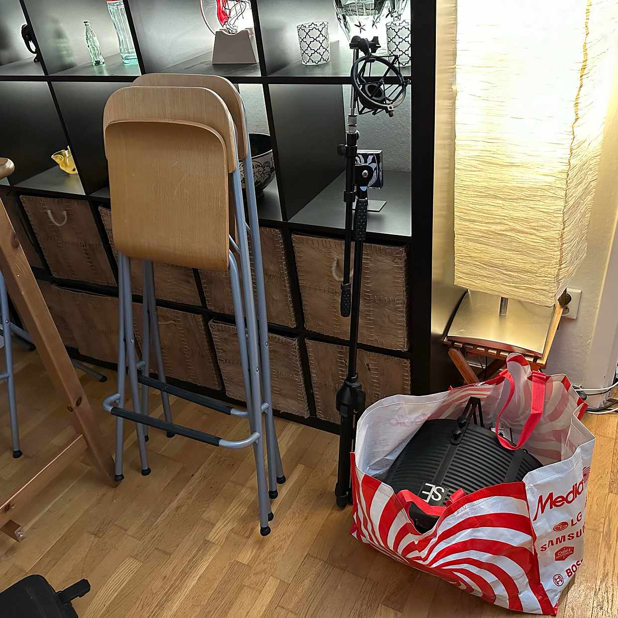 image of Två stolar och elavfall - Stockholm