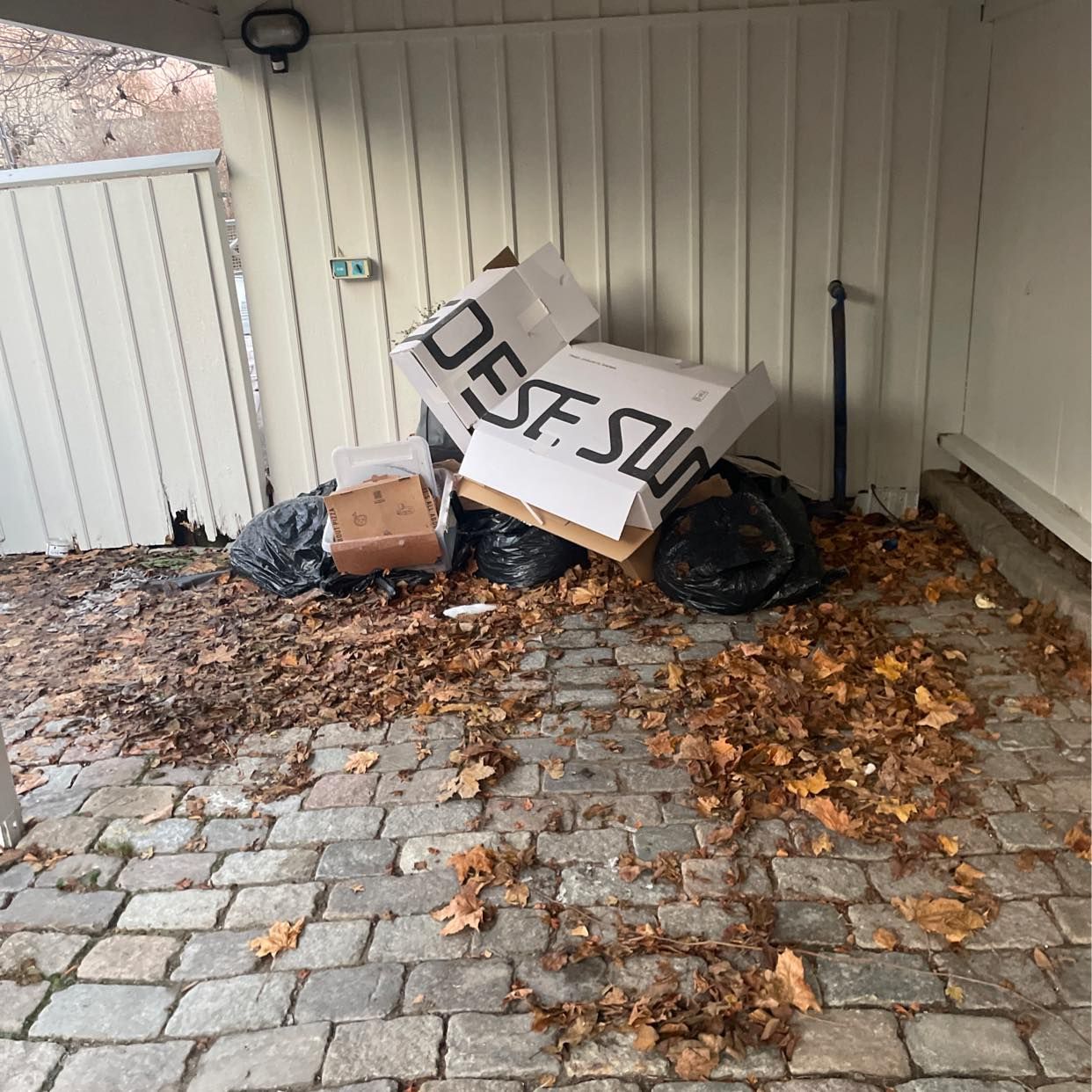 image of Kartonger, trädgårdsavfal - Bromma