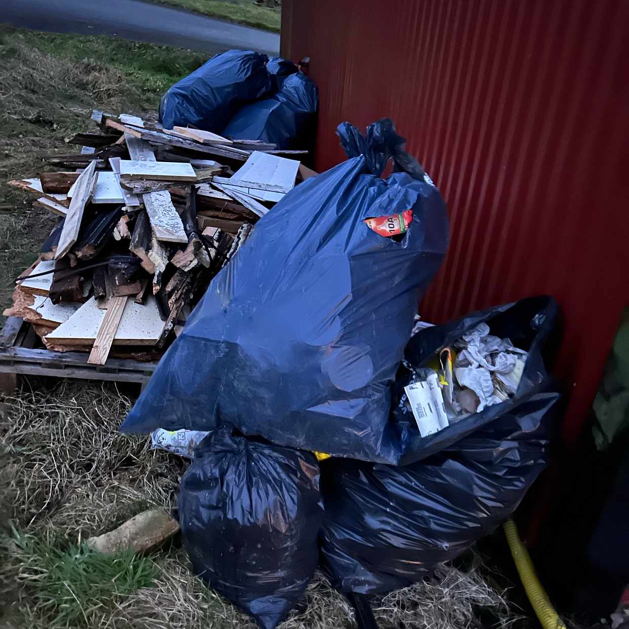 image of Avfallssäckar samt en kyl - Fjärås