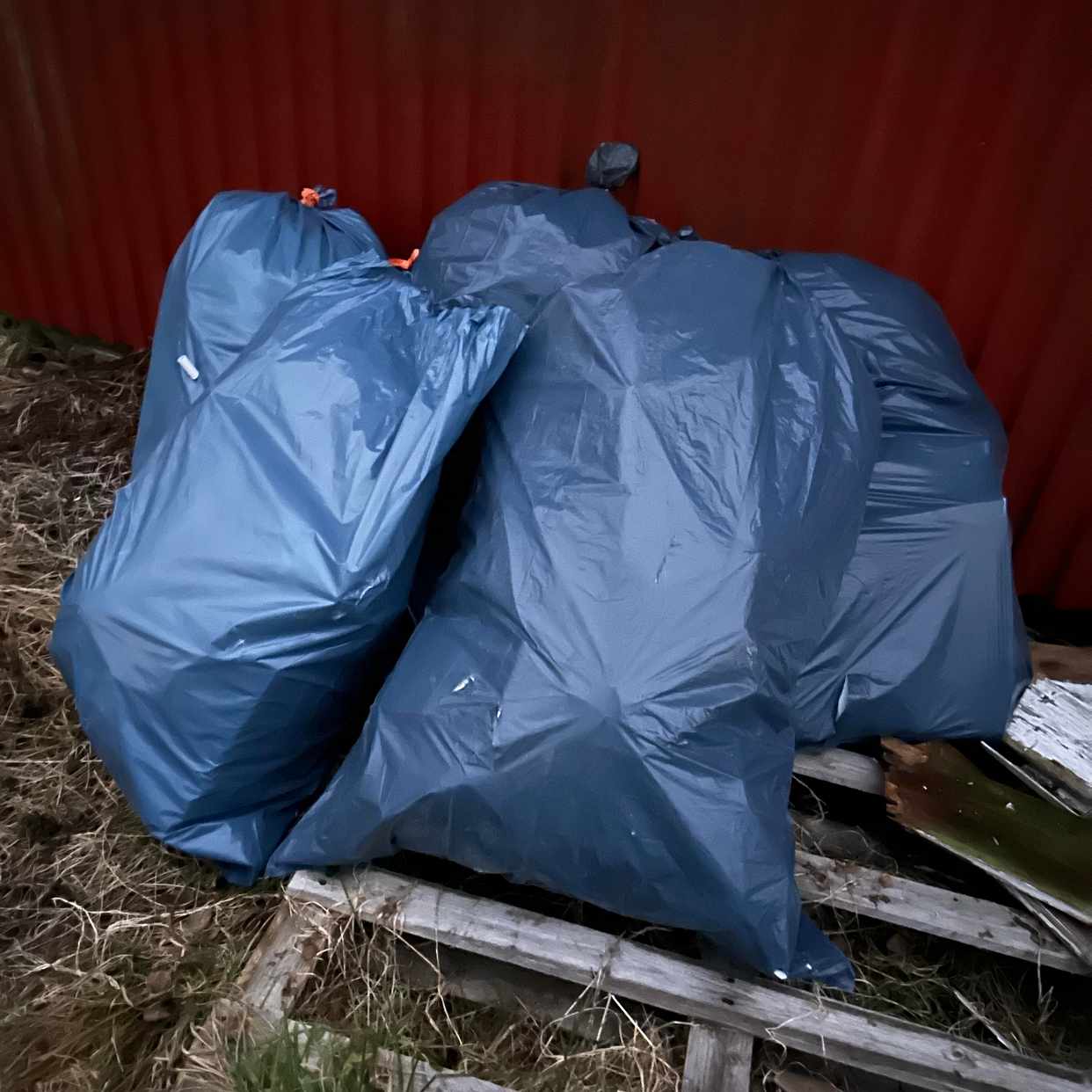 image of Avfallssäckar samt en kyl - Fjärås