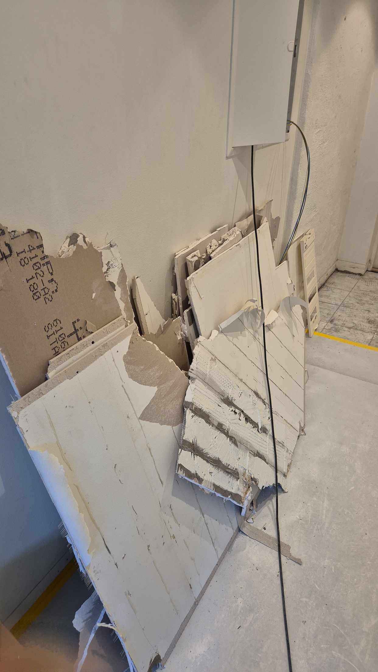 image of Gips och trä + 2 säckar - Stockholm