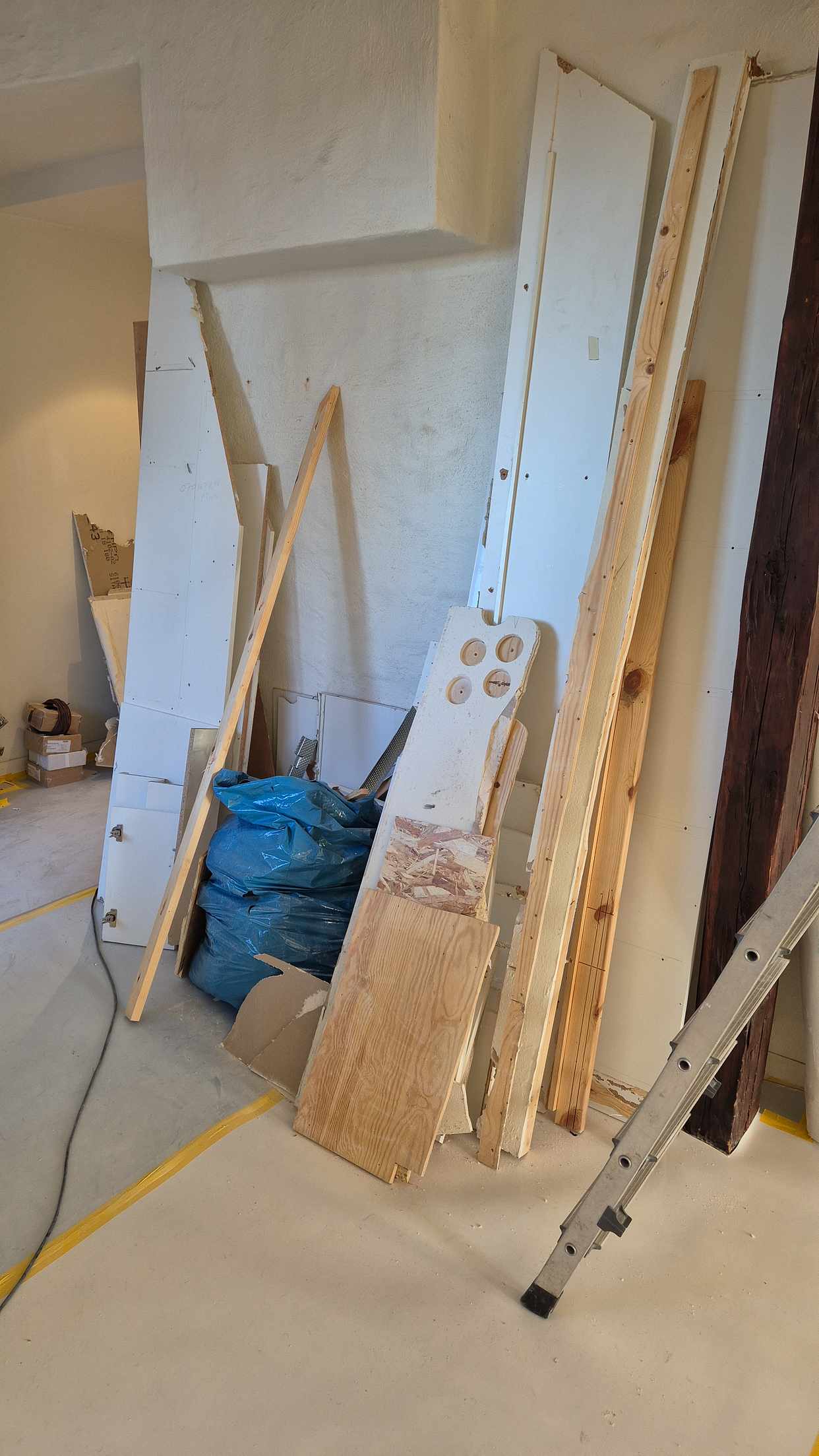 image of Gips och trä + 2 säckar - Stockholm