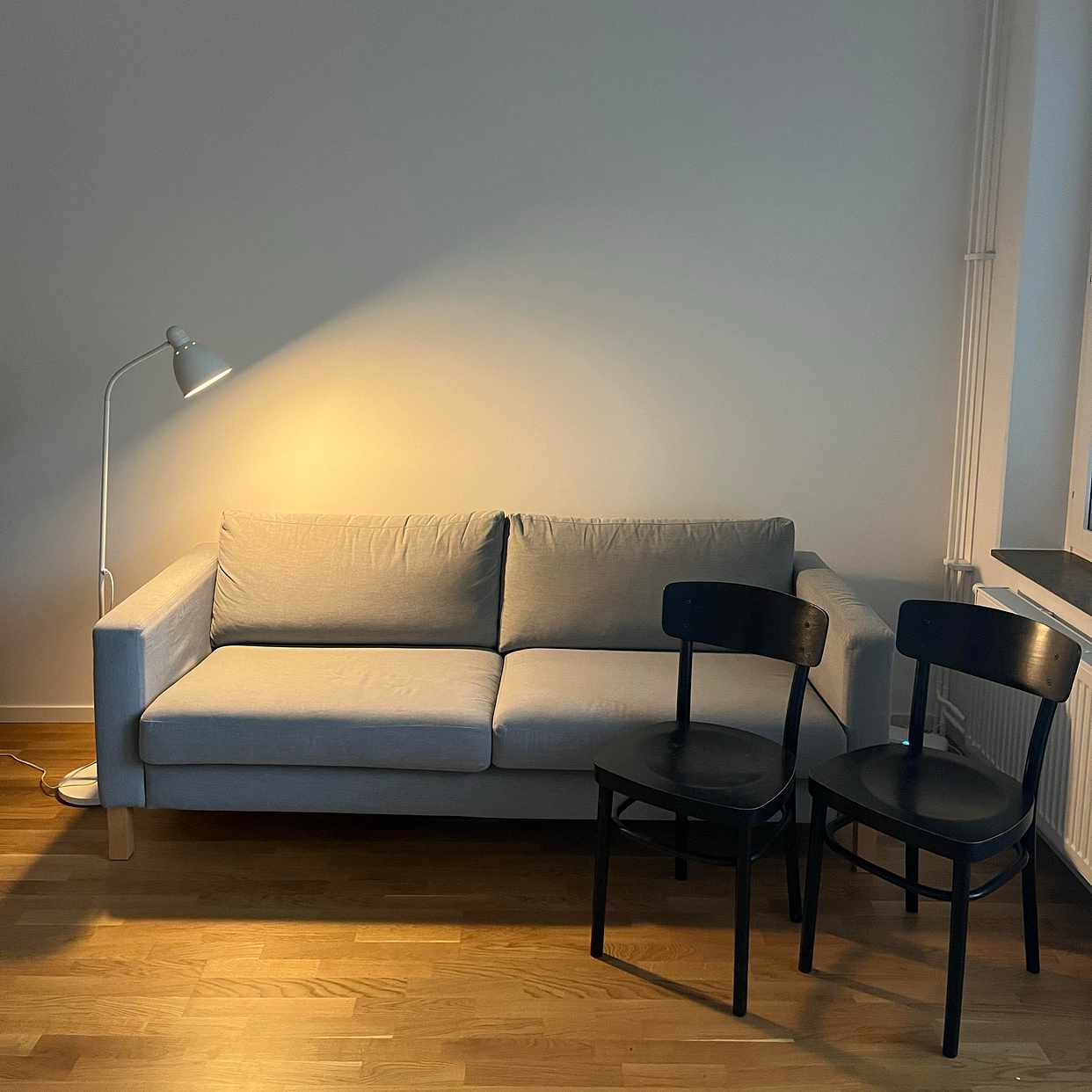 image of Soffa, trästolar, lampa - Sköndal