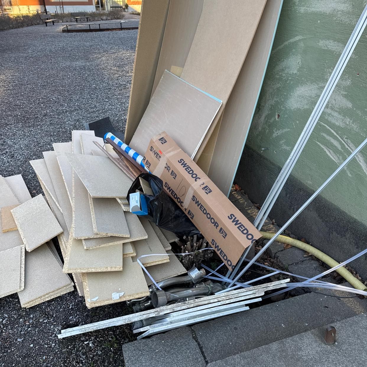 image of Slänga trä, lite gips och - Bromma