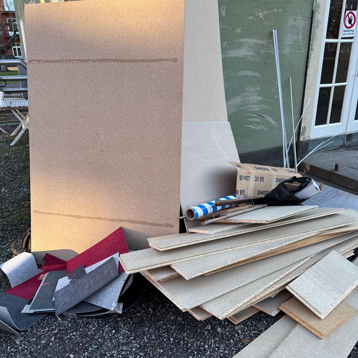 image of Slänga trä, lite gips och - Bromma
