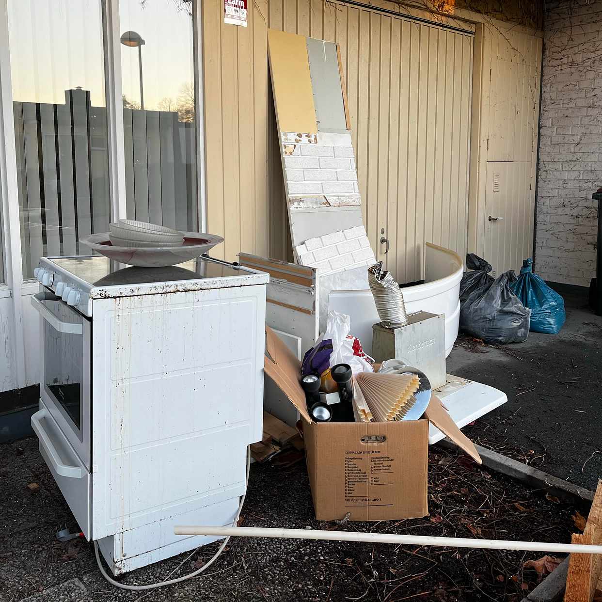 image of Hämta och slänga på ÅVC - Sköndal