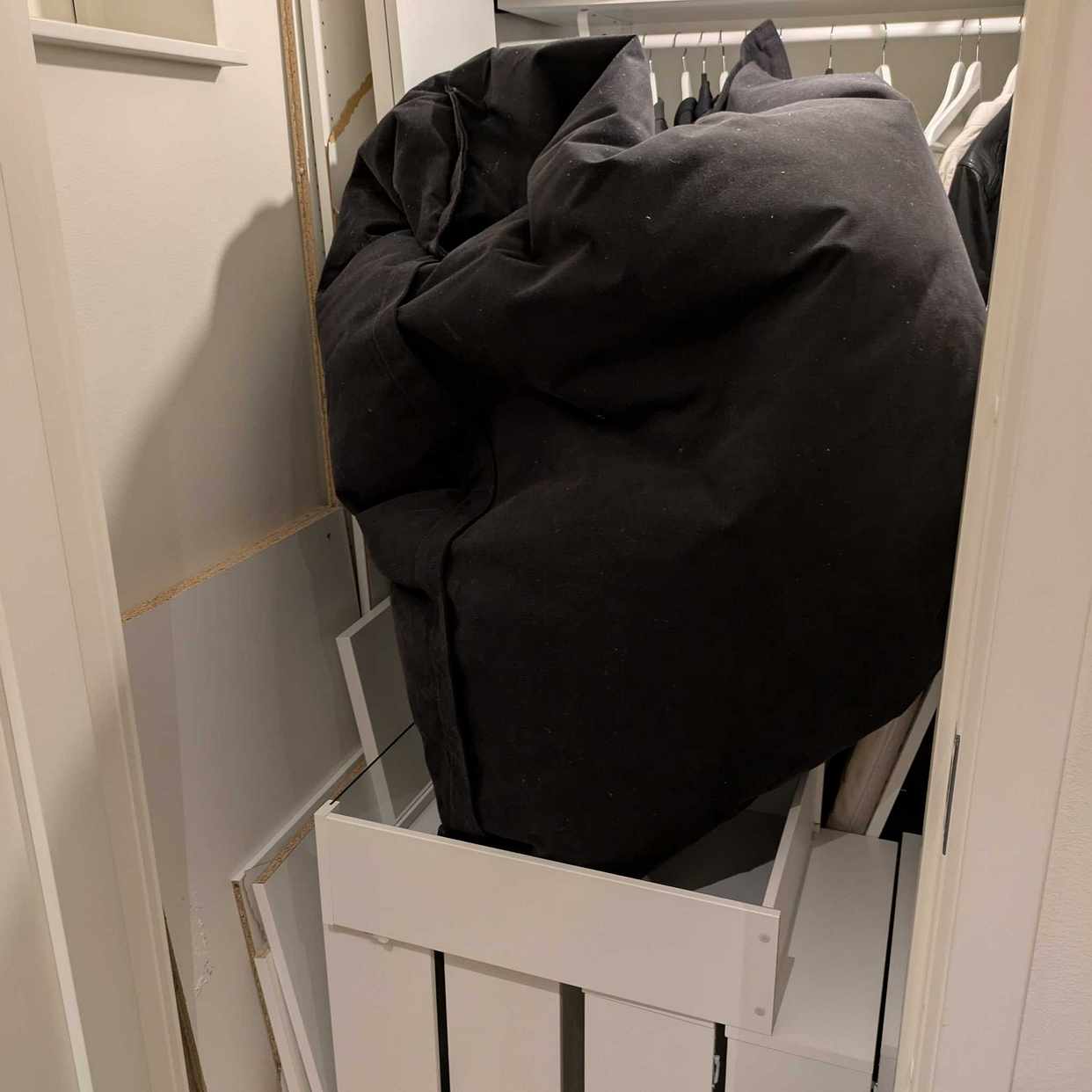 image of Nedmonterad garderob bla - Kållered