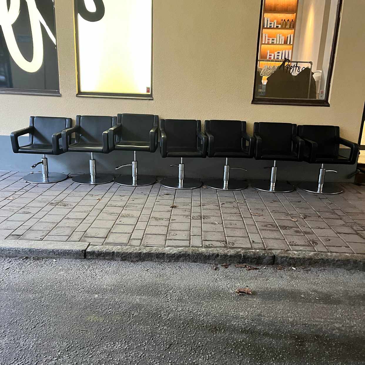 image of Frisörstolar, emballage - Stockholm