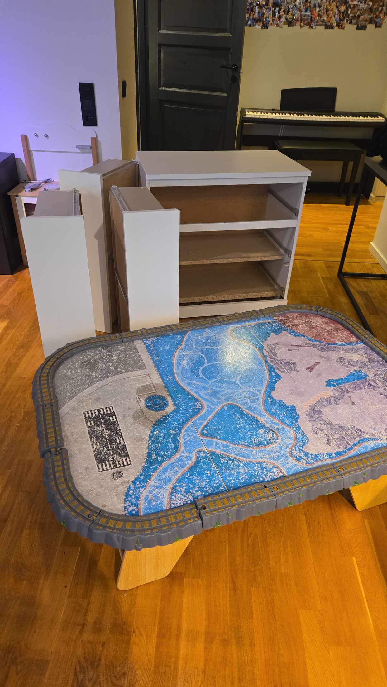 image of Kasta tågbord och en byrå - Solna