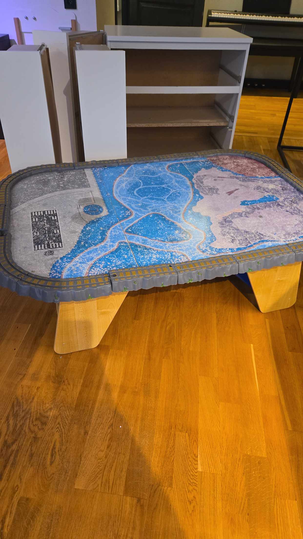 image of Kasta tågbord och en byrå - Solna