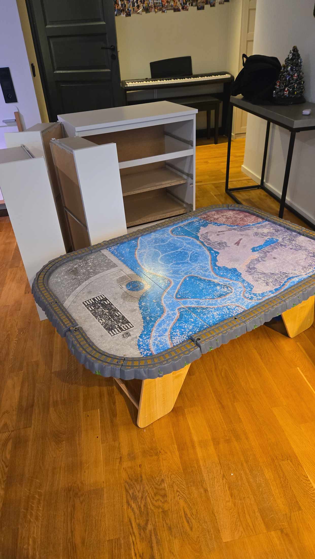 image of Kasta tågbord och en byrå - Solna