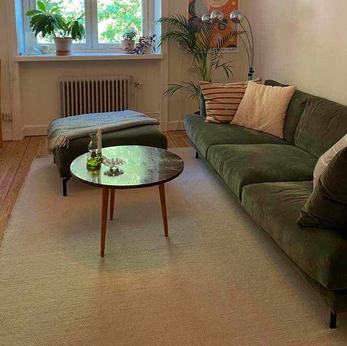 image of Stor soffa och matta - 