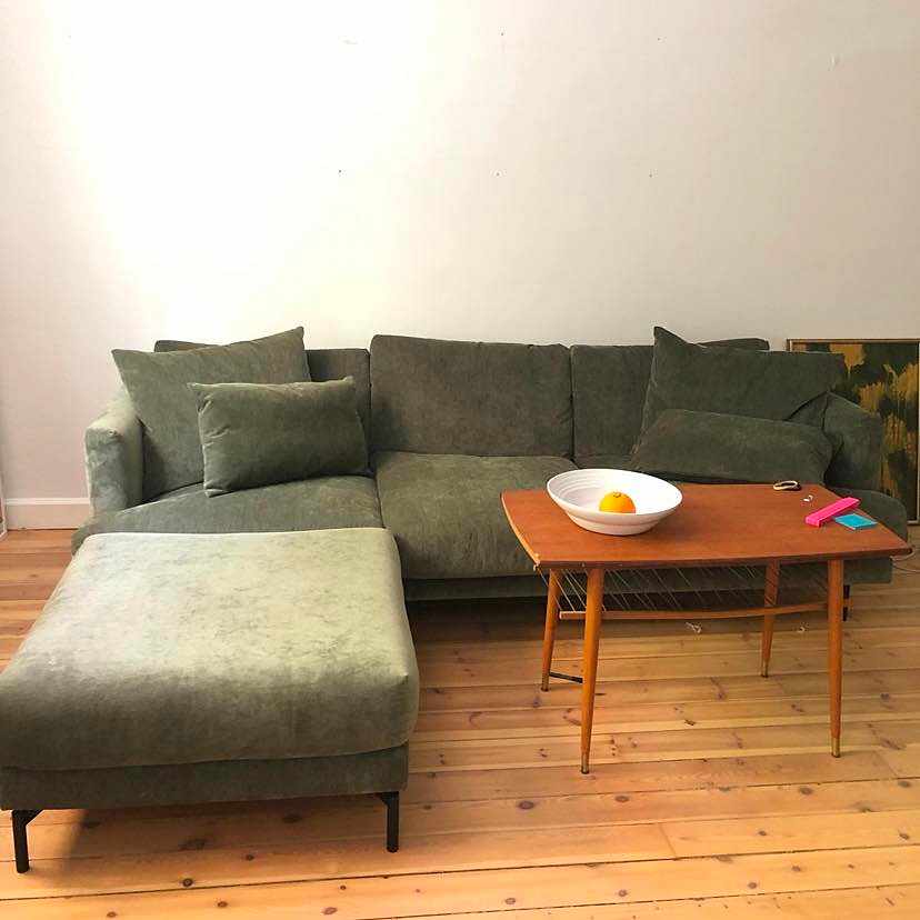 image of Stor soffa och matta - 