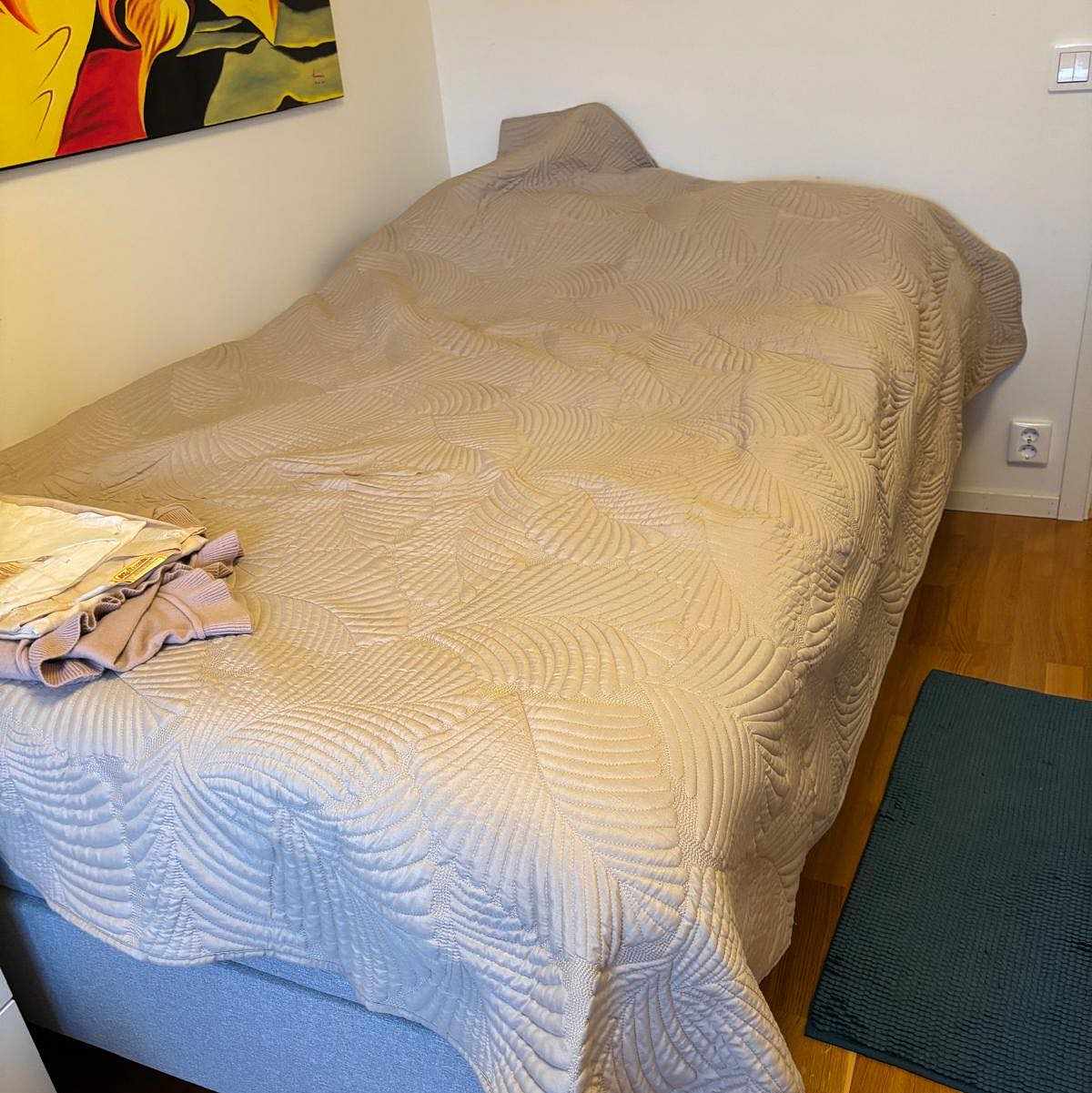 image of säng som ska flyttas ner - 
