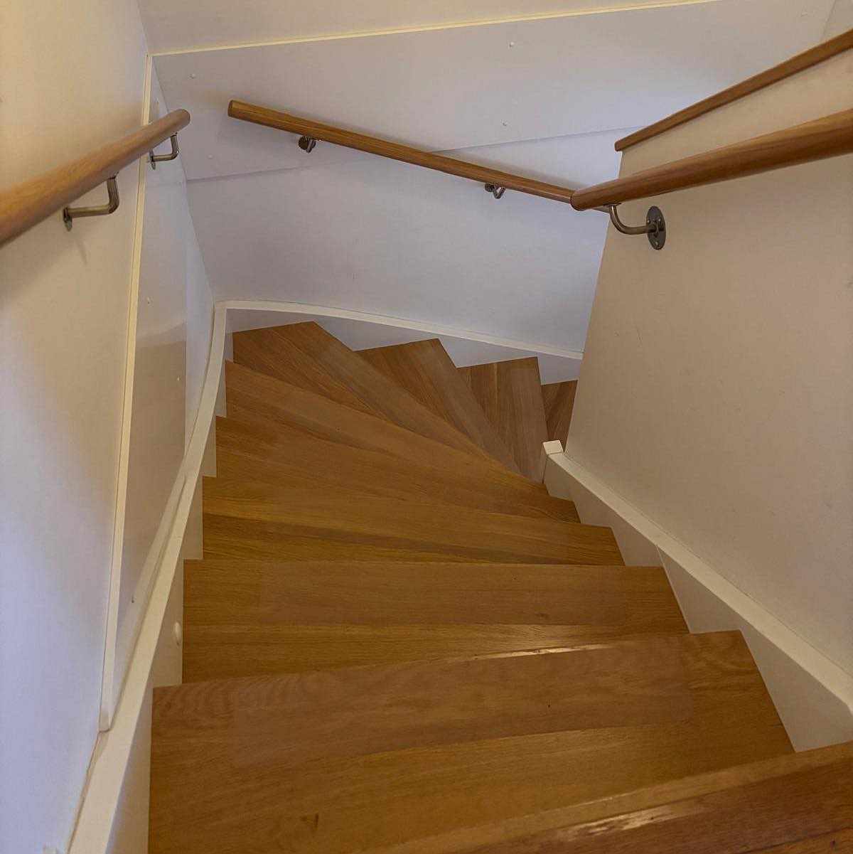 image of säng som ska flyttas ner - 