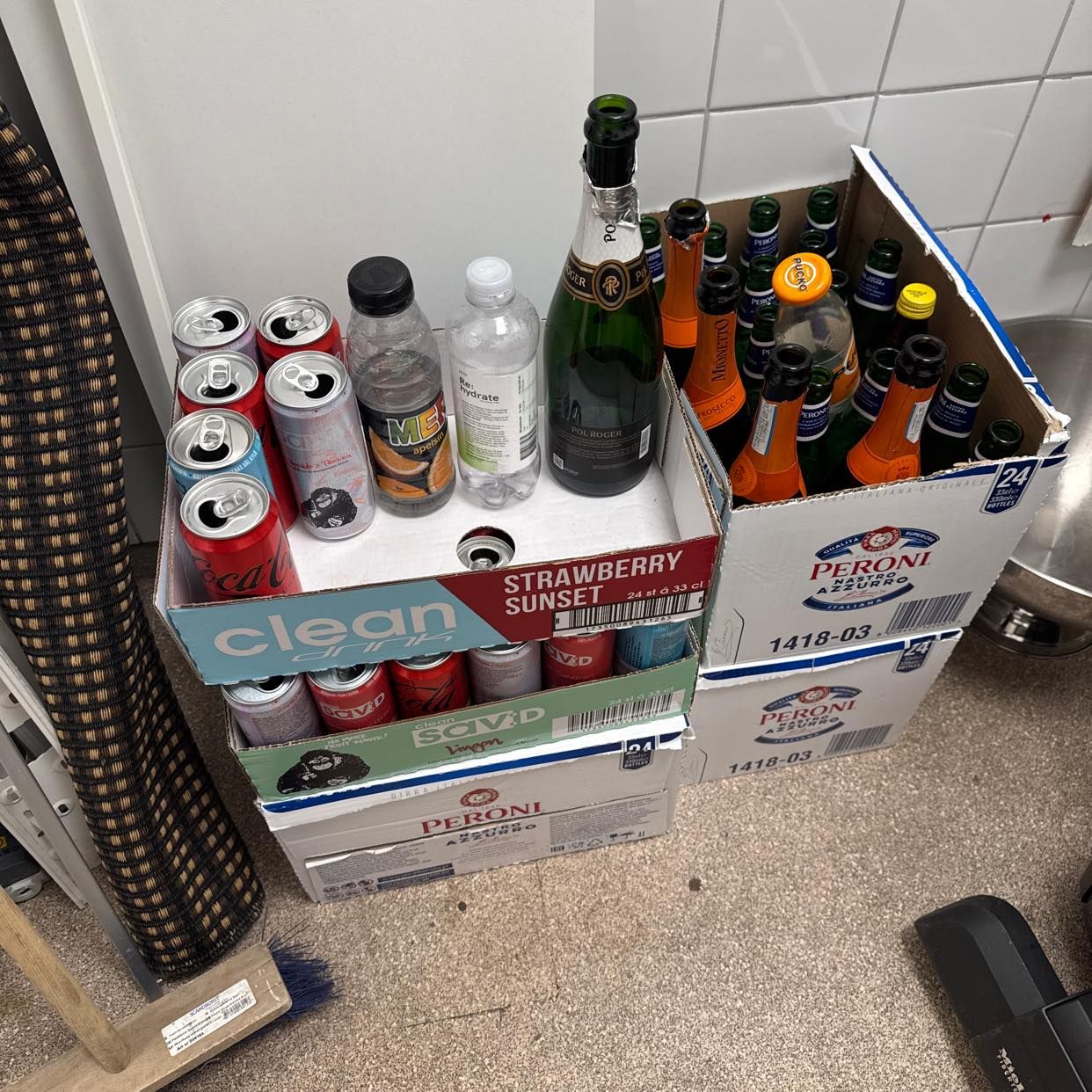 image of Slänga skräp från butik - Stockholm