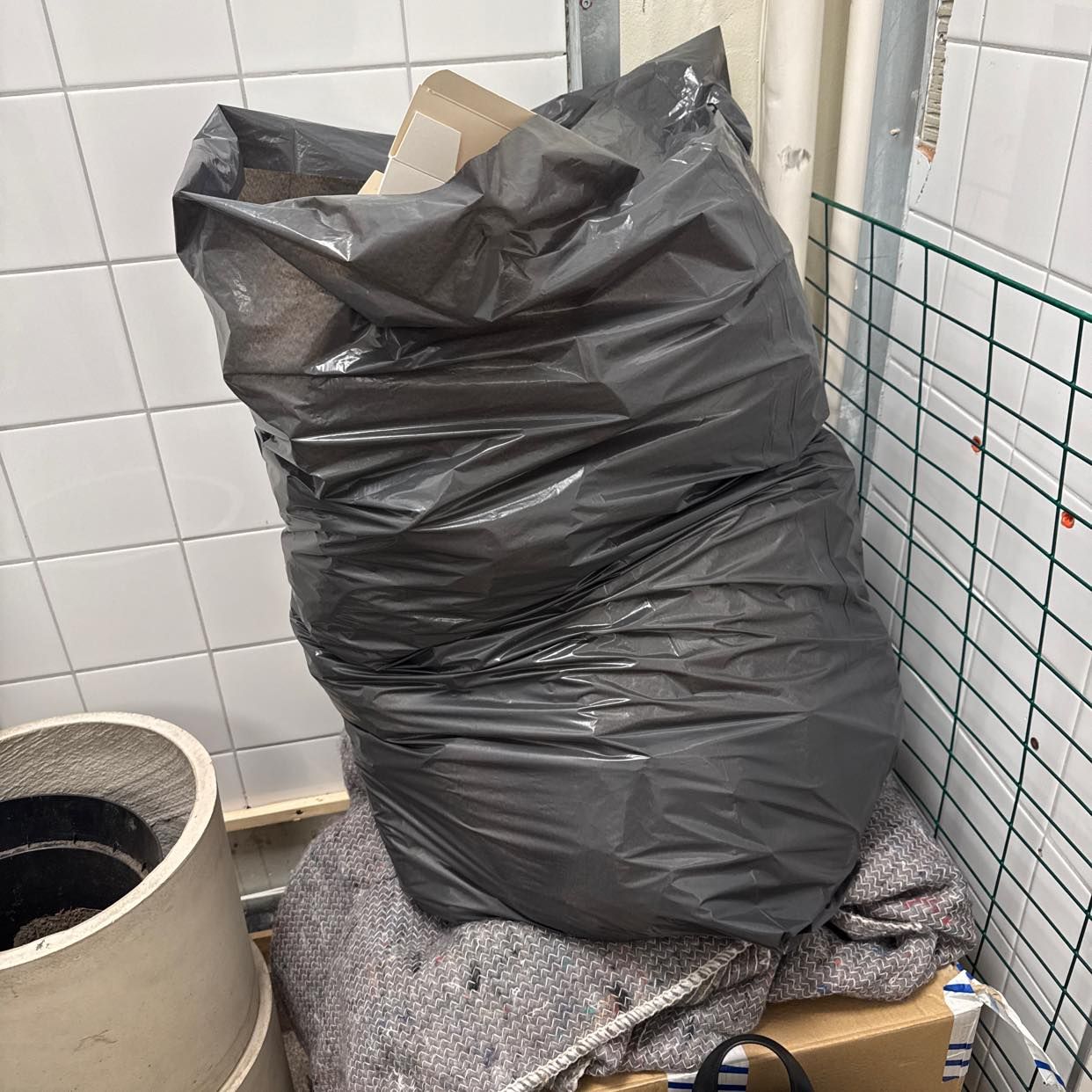image of Slänga skräp från butik - Stockholm