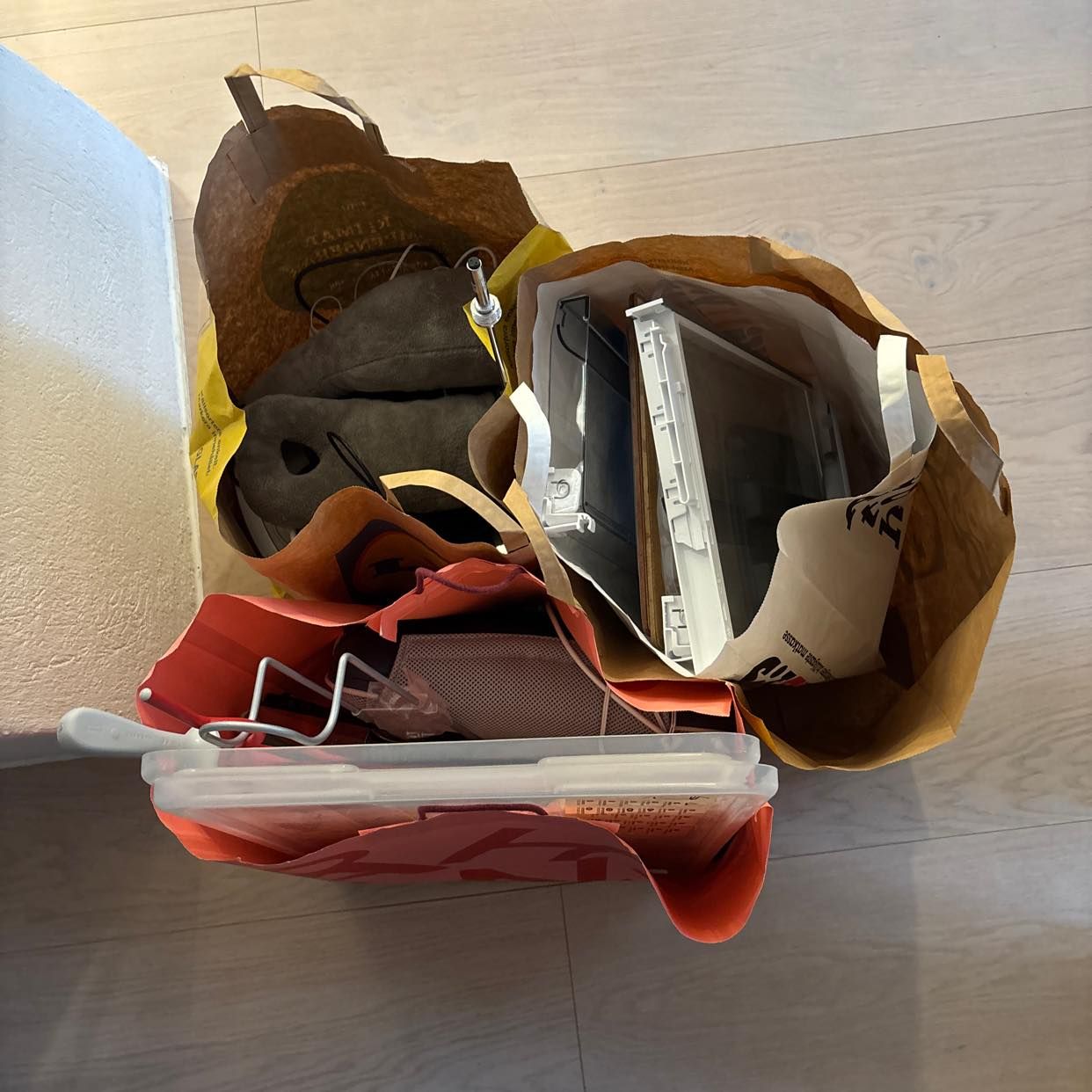 image of 3 pappkassar med skräp - Göteborg