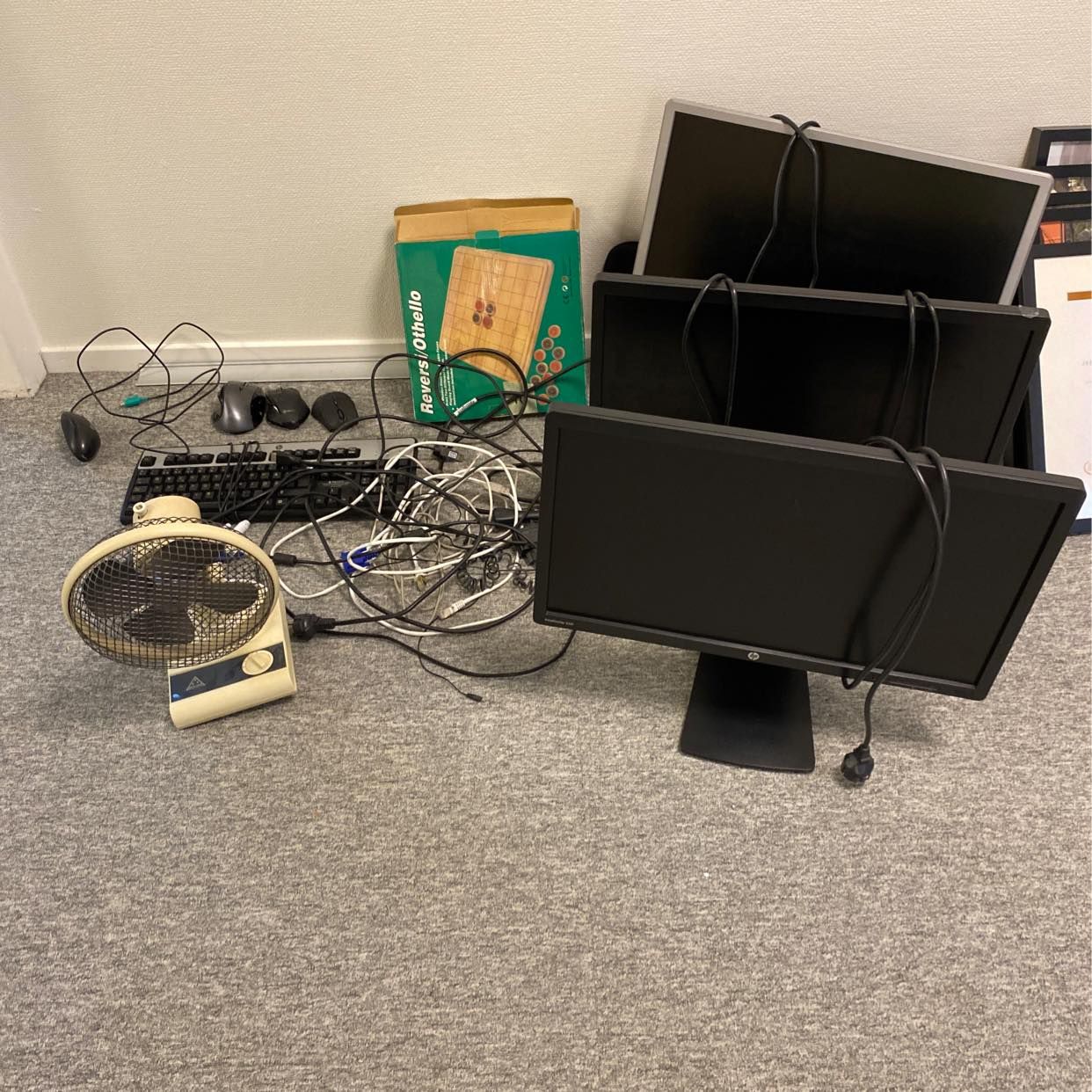 image of Elektronik och ett spel - Sollentuna