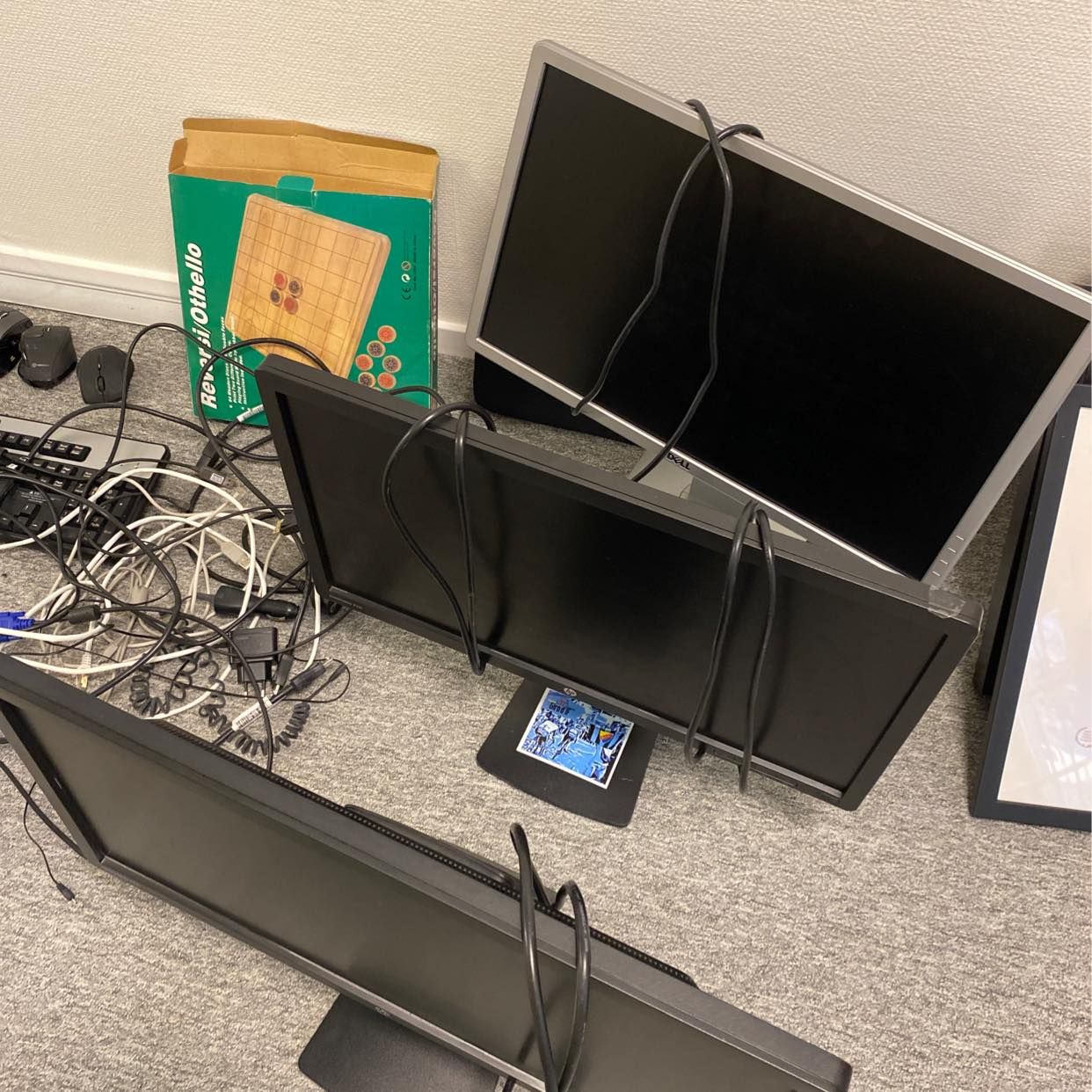 image of Elektronik och ett spel - Sollentuna