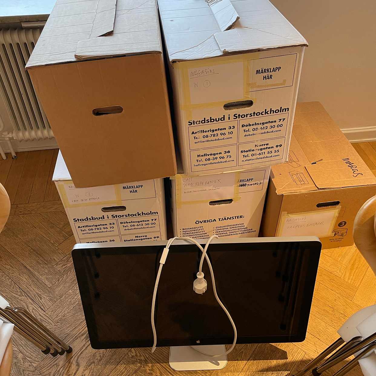 image of Kartonger, stolar, skärm - 