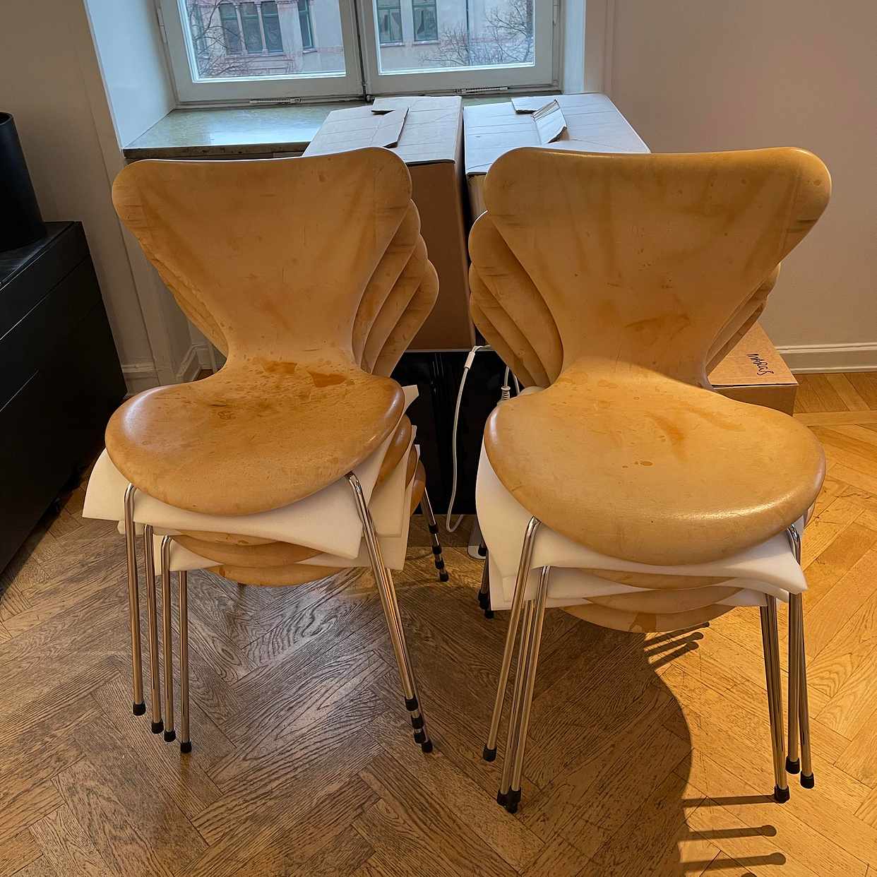 image of Kartonger, stolar, skärm - 