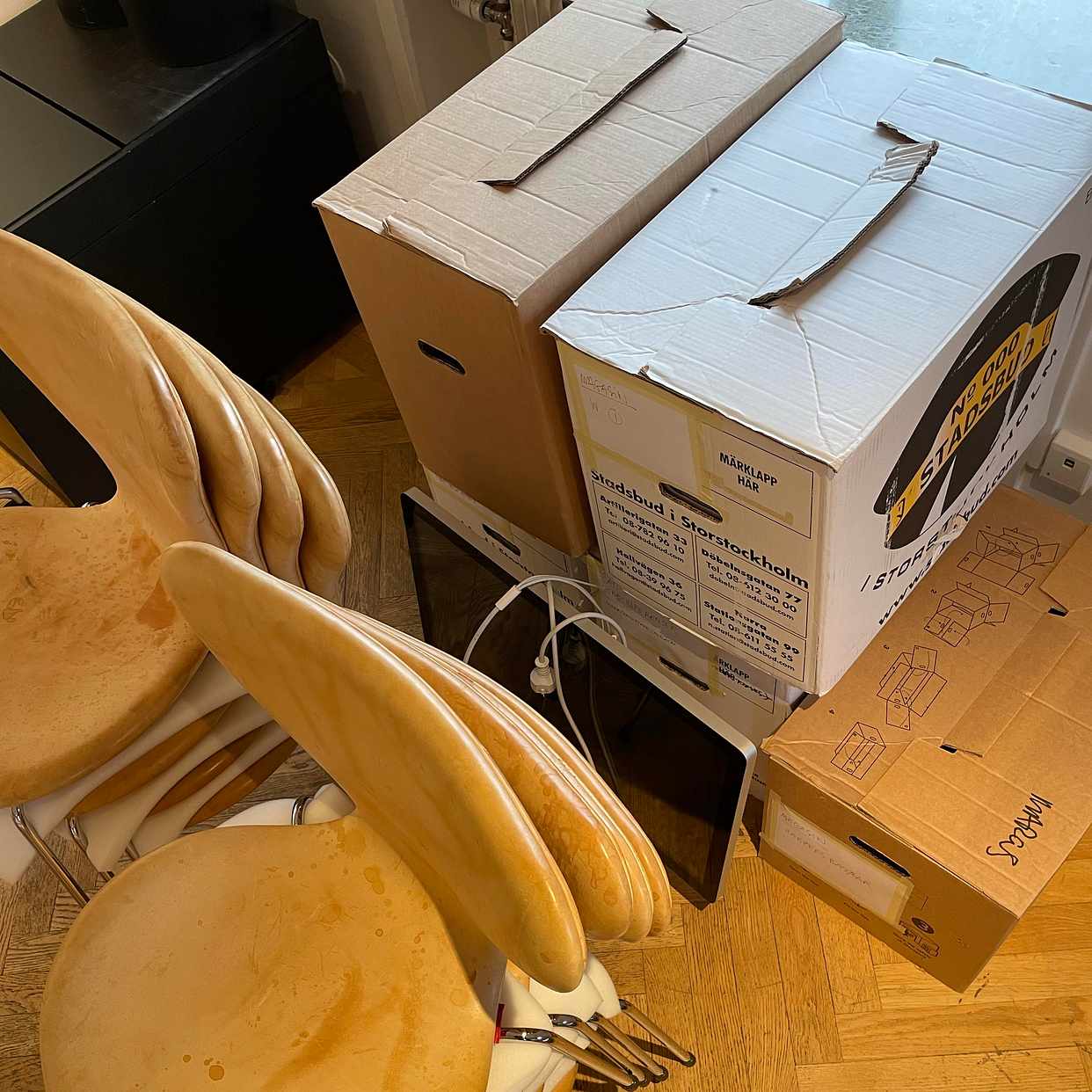 image of Kartonger, stolar, skärm - 