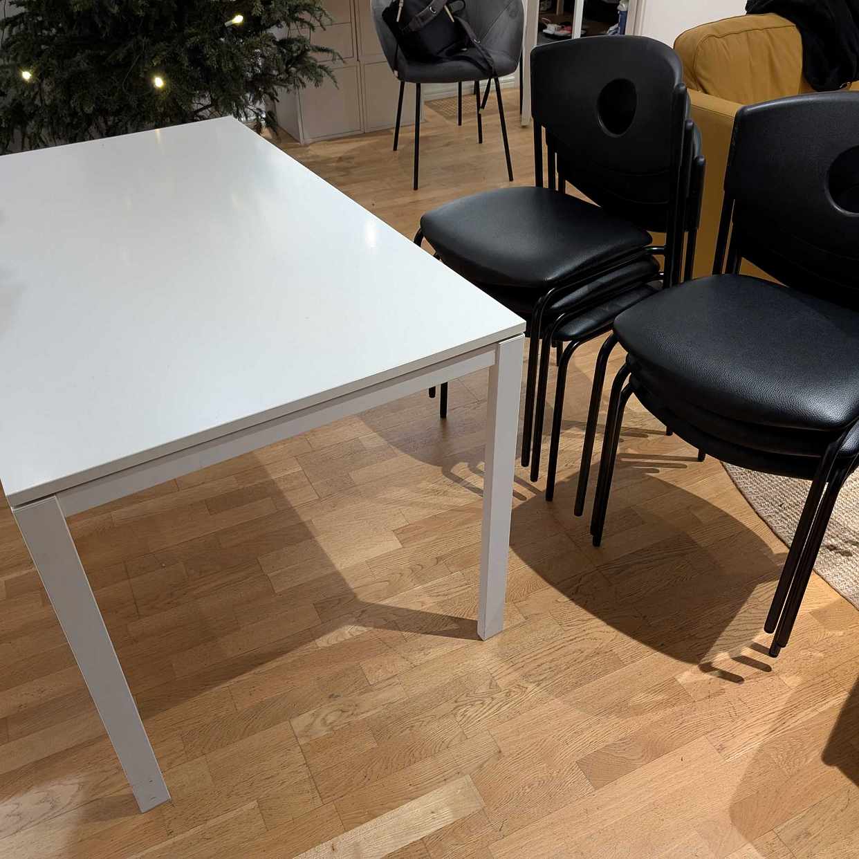 image of 9st stolar och 2 bord - Stockholm
