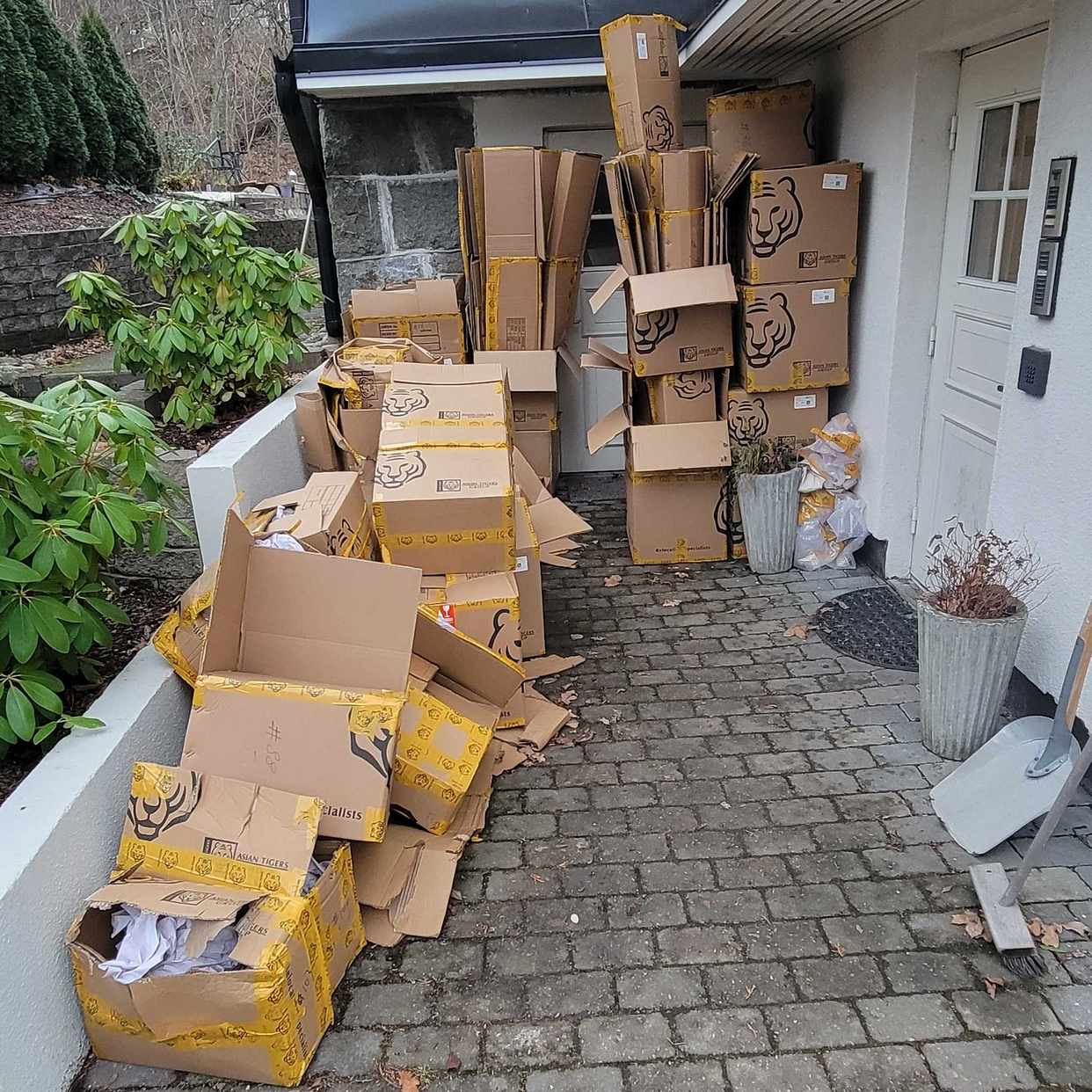 image of Discard boxes and plastic - Stocksund