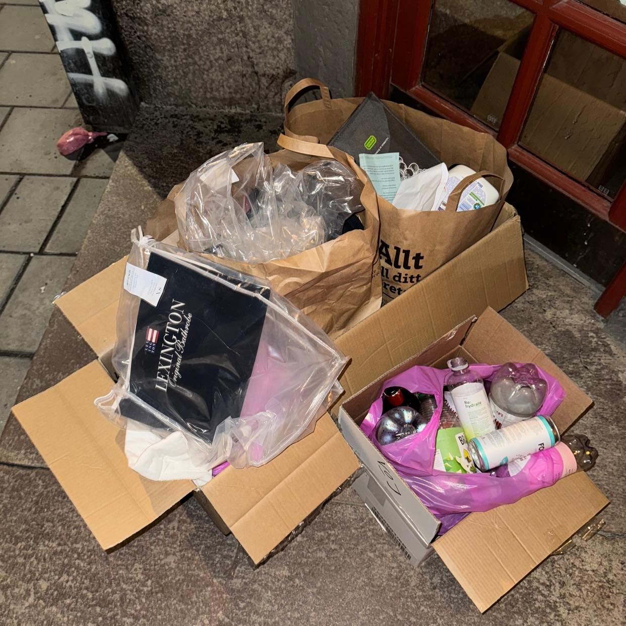 image of Kartonger samt skräp - Stockholm
