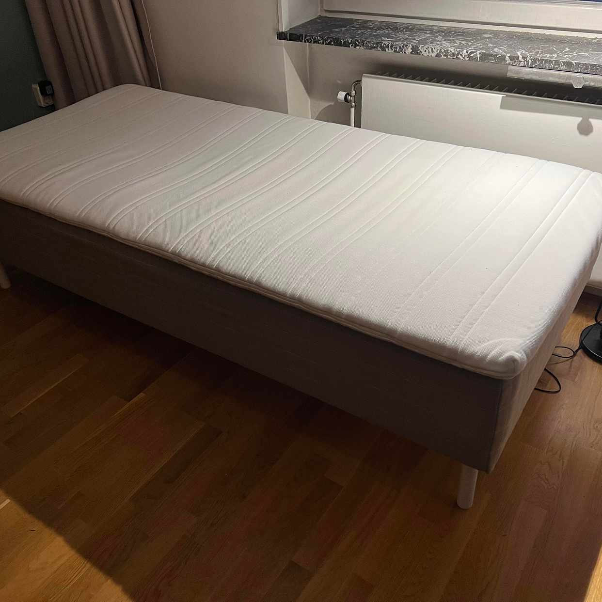 image of En säng 90x200 plus bäddm - Stockholms Stad