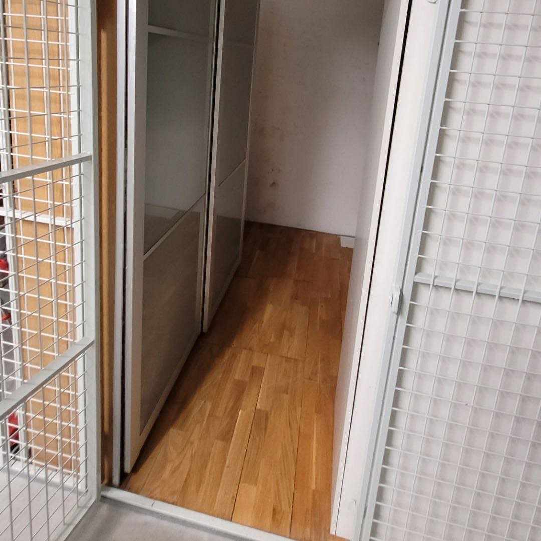 image of Släng garderober i förråd - Östermalm