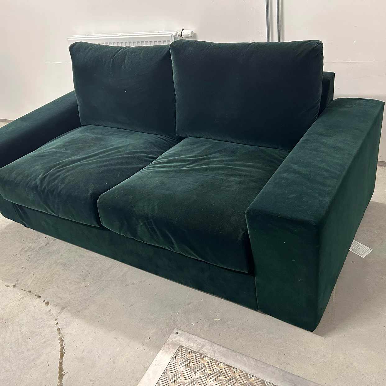 image of En soffa och en kommod - 
