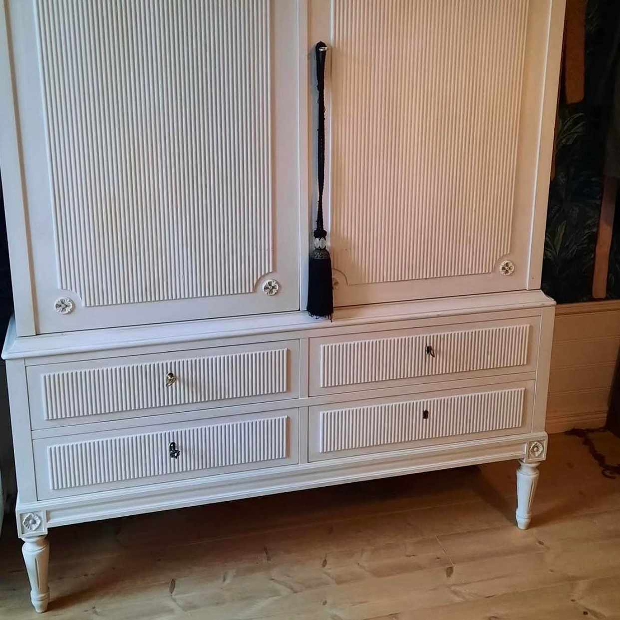 image of Ett stort äldre skåp - 