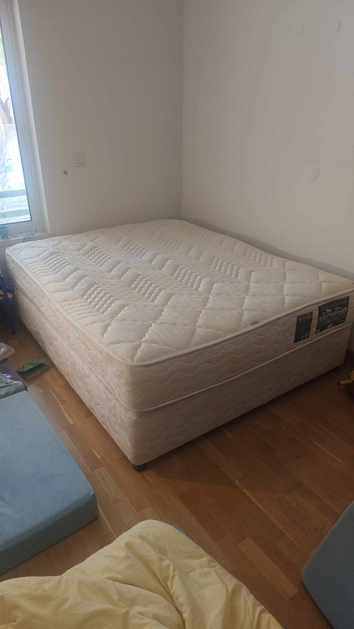 image of Double bed and mattress - Parede