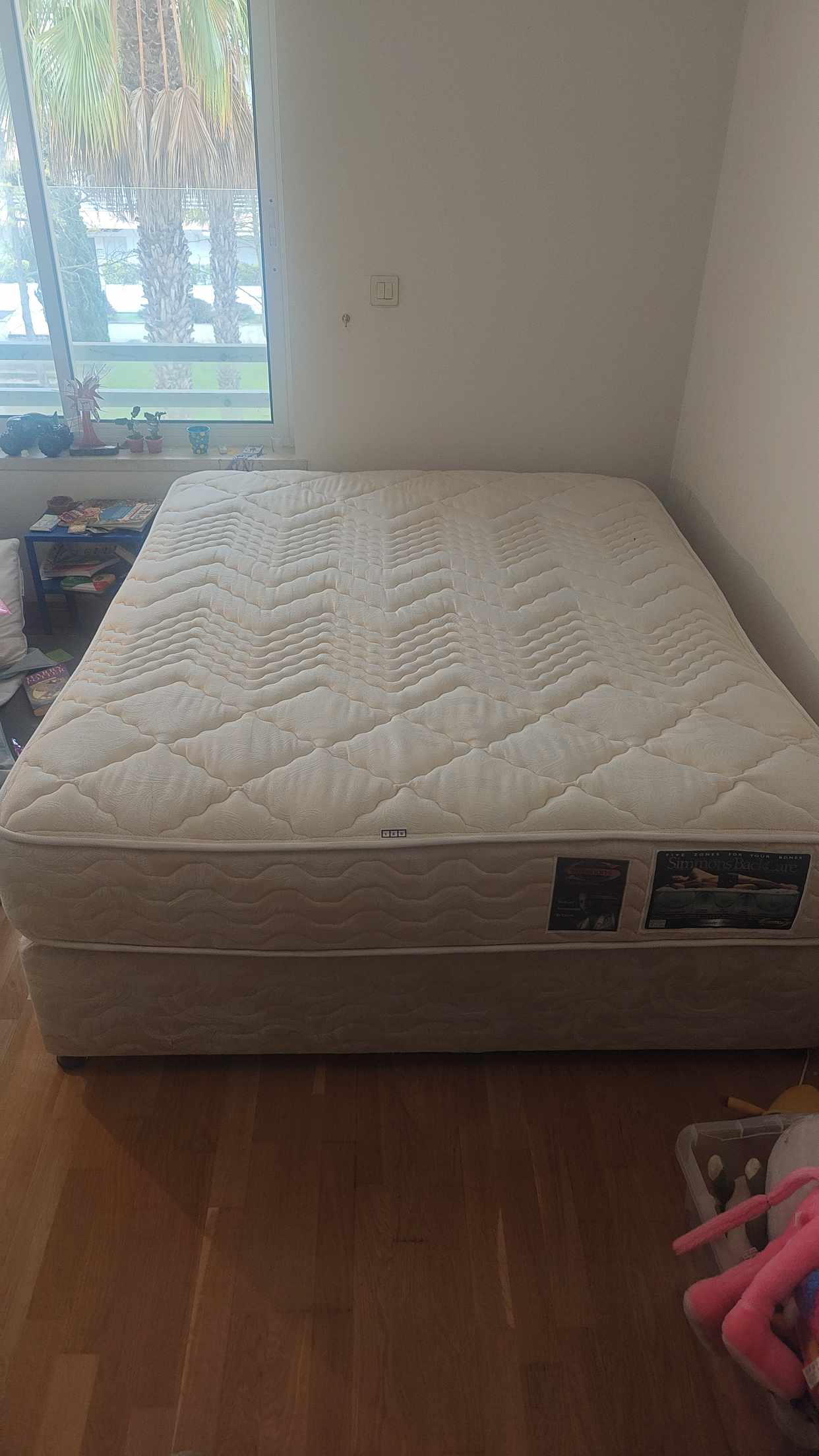 image of Double bed and mattress - Parede