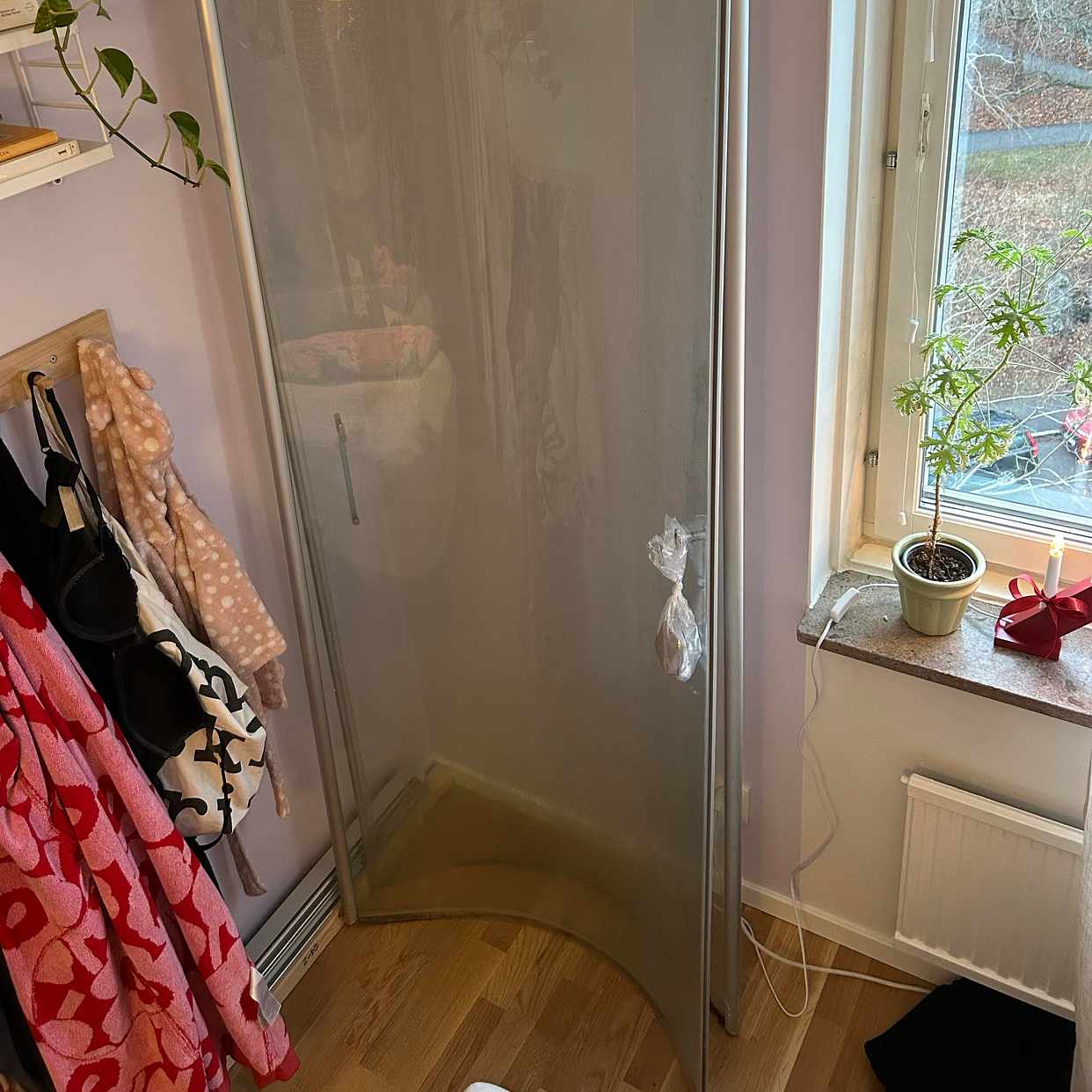 image of Duschväggar bortskänkes - Hägersten