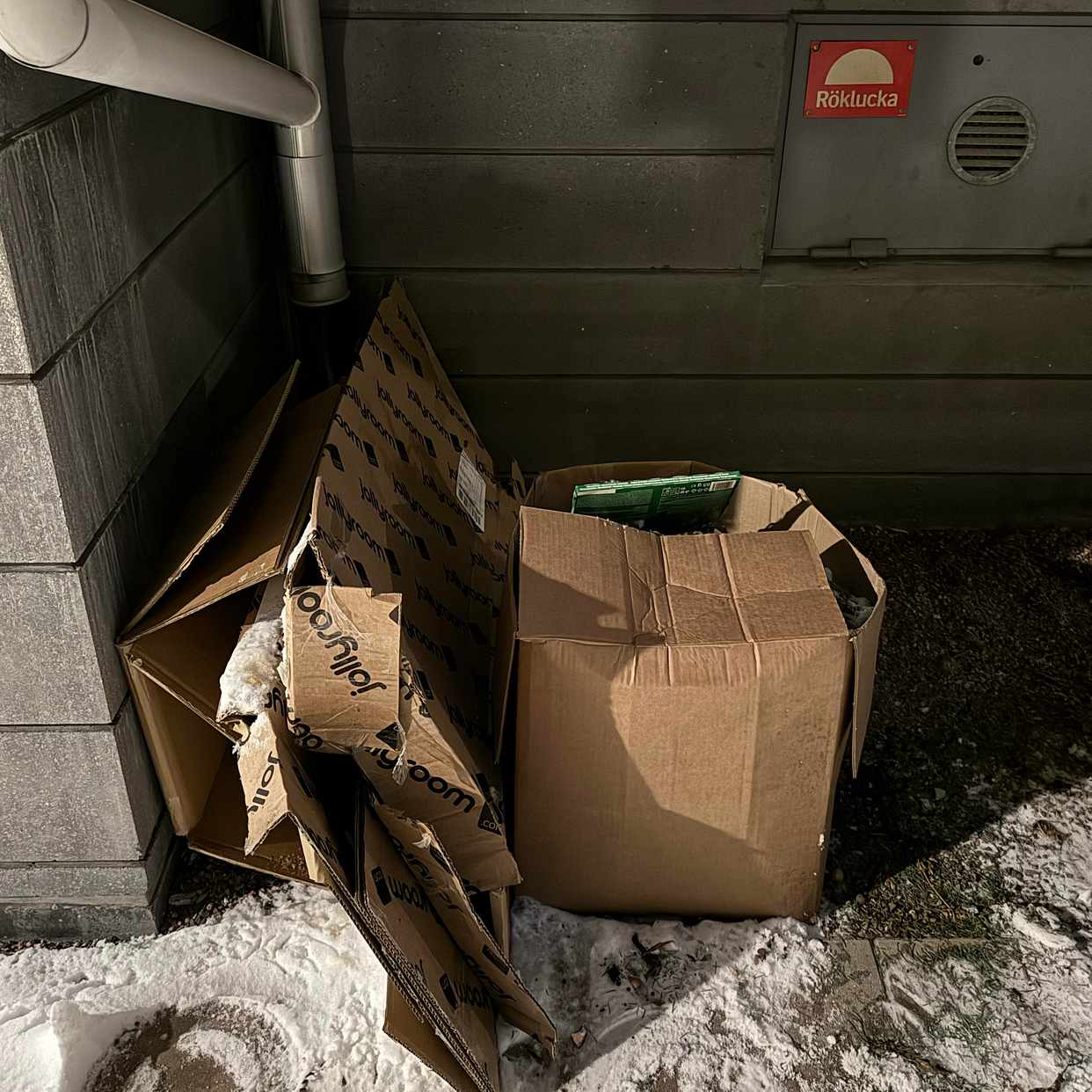 image of Kartonger och granbarr - Lidingö