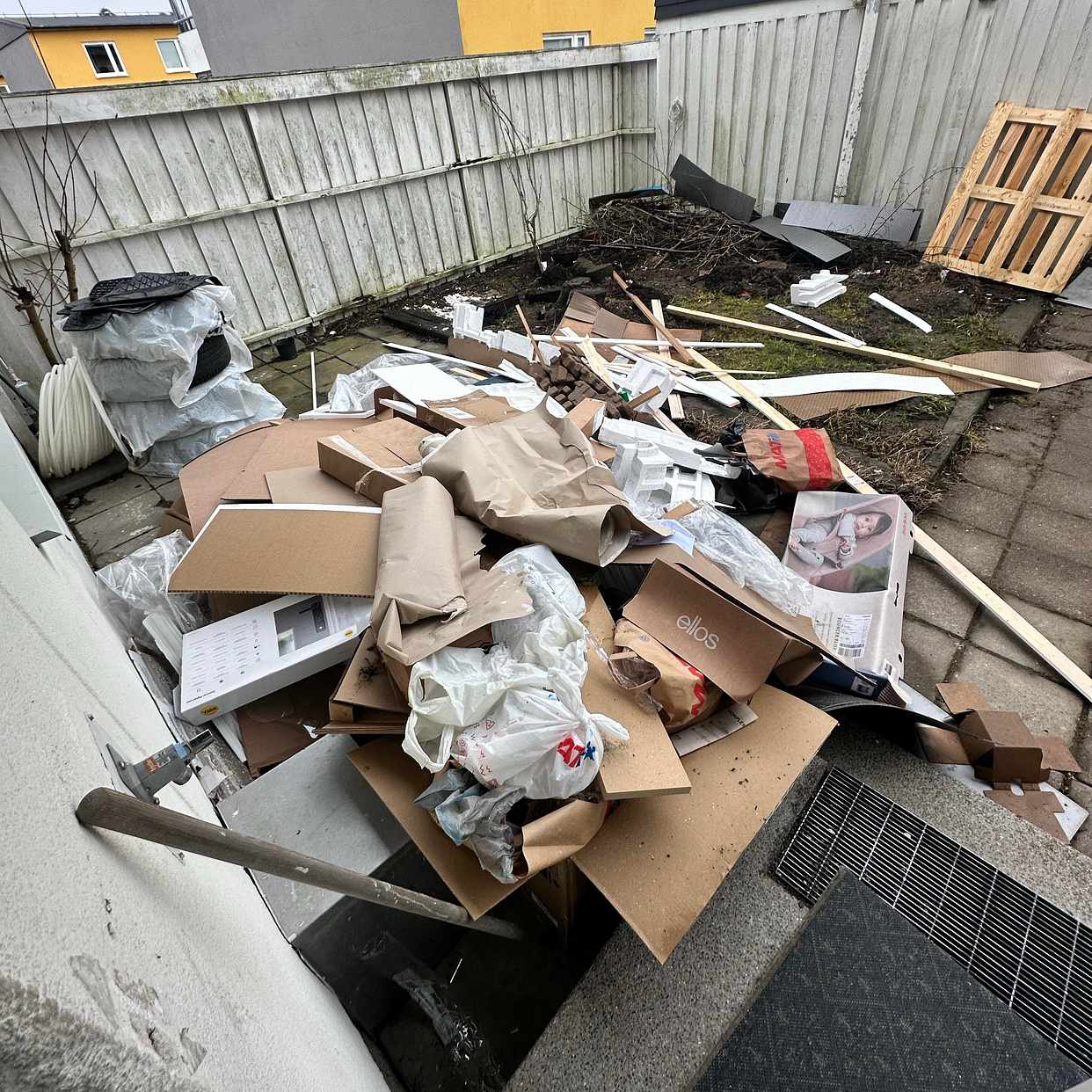 image of Släng kartonger - Västerhaninge