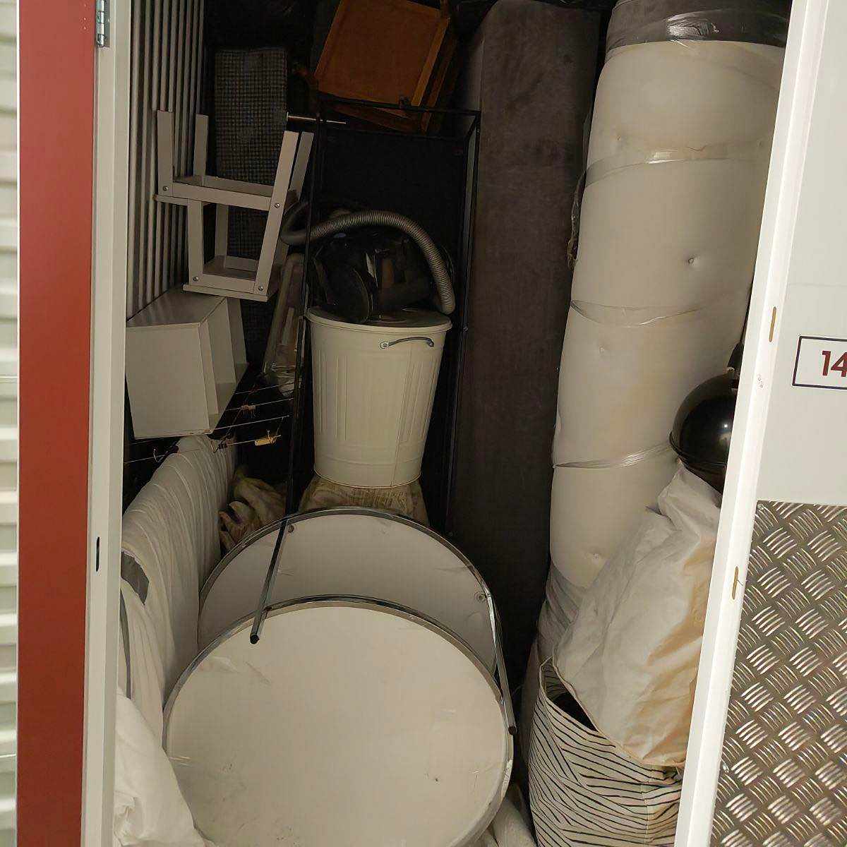 image of Kartonger, säng, byrå mm - 