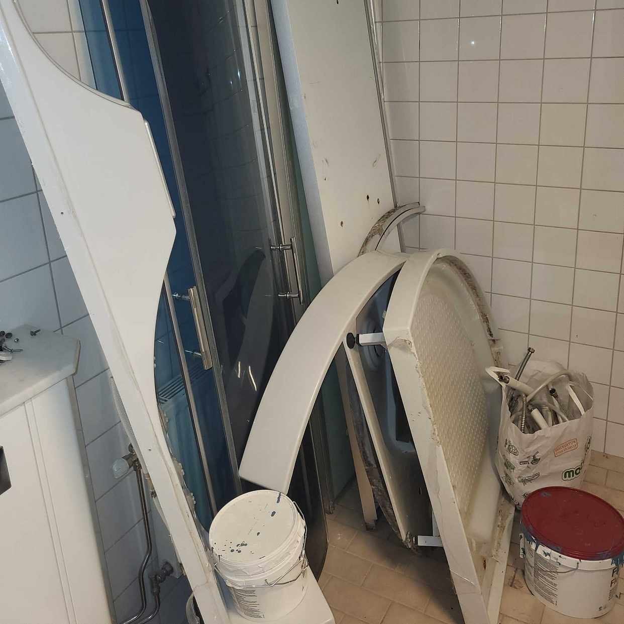 image of Shower cabin,paint & wood - Vällingby
