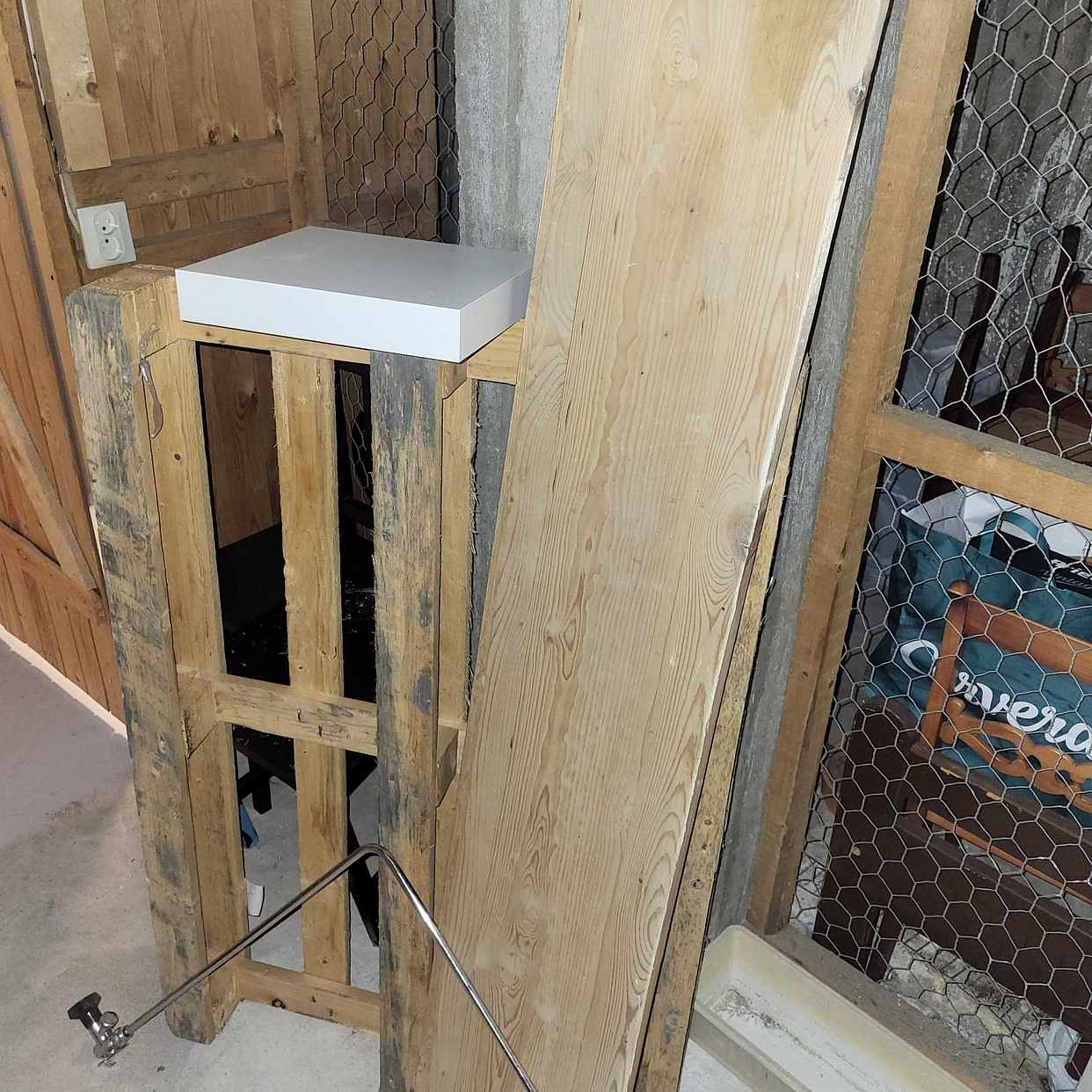 image of Shower cabin,paint & wood - Vällingby
