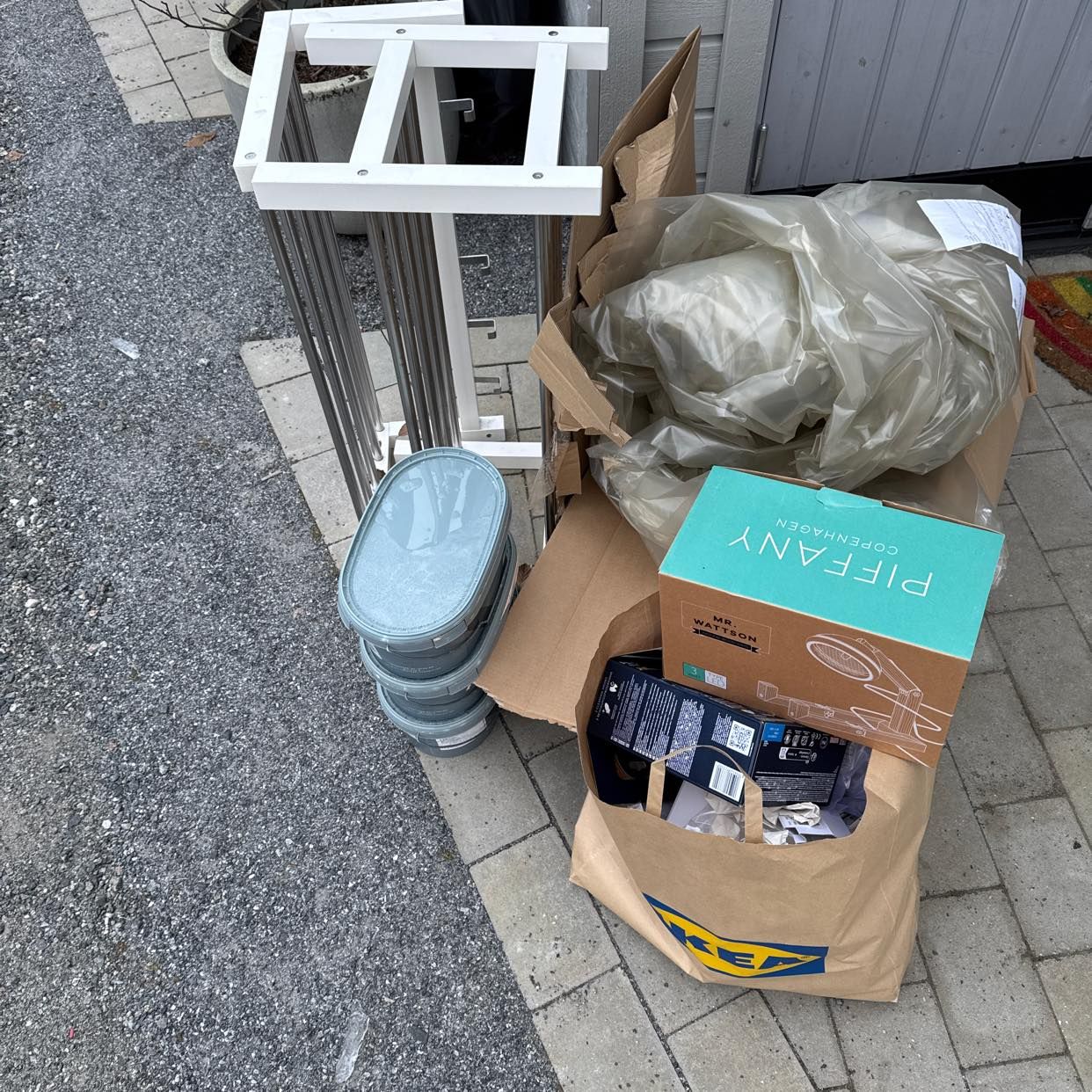image of Kartonger, plasts och trä - Värmdö