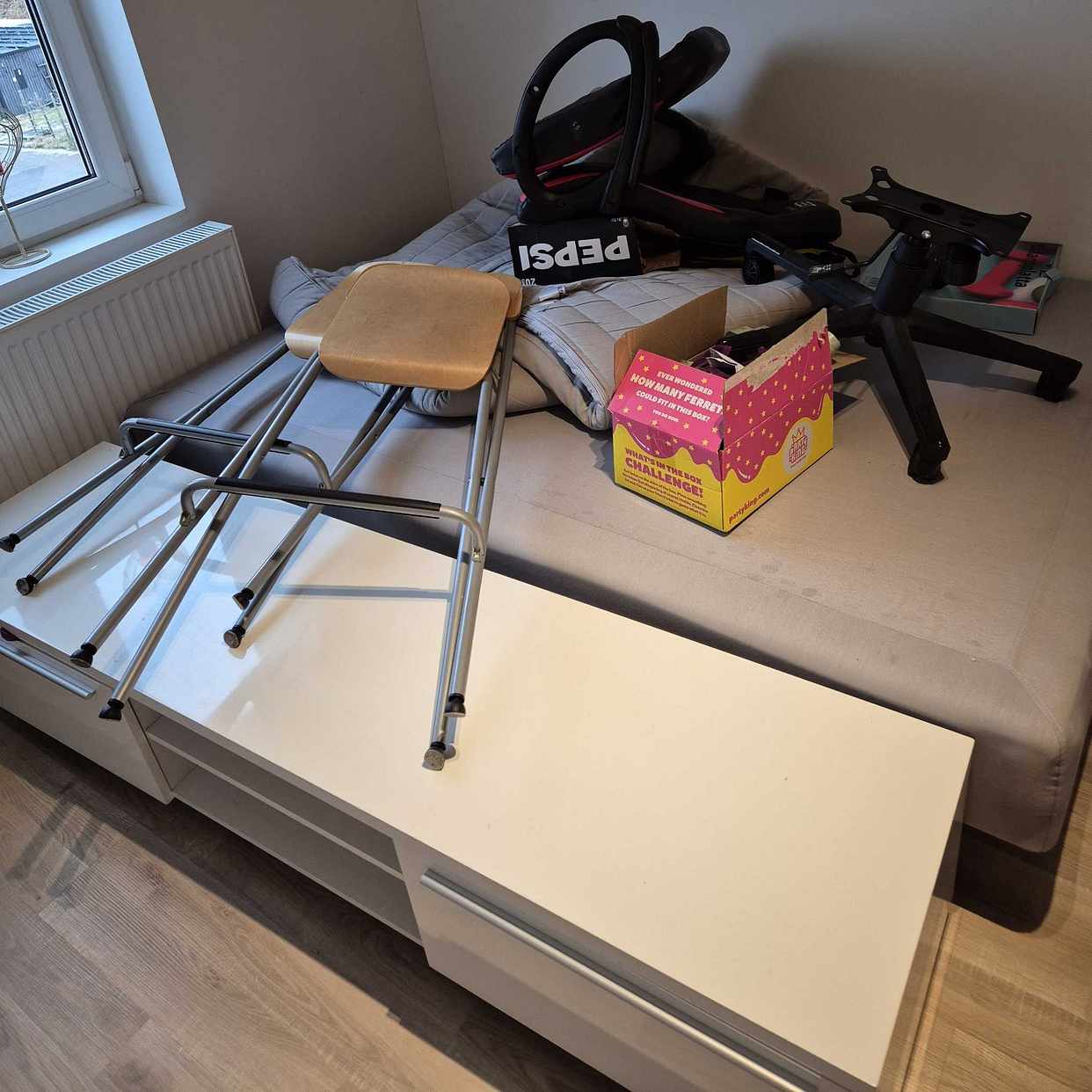 image of säng 140 tvbänk barstolar - Skogstorp
